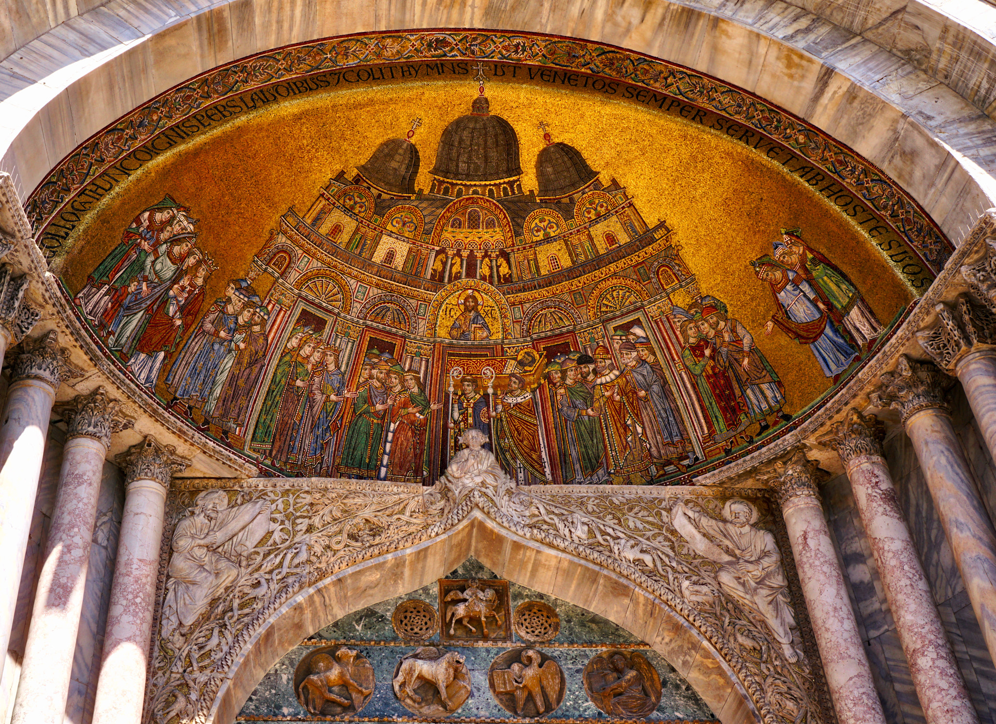 Tamron 18-200mm F3.5-6.3 Di III VC sample photo. Saint marks ceiling photography