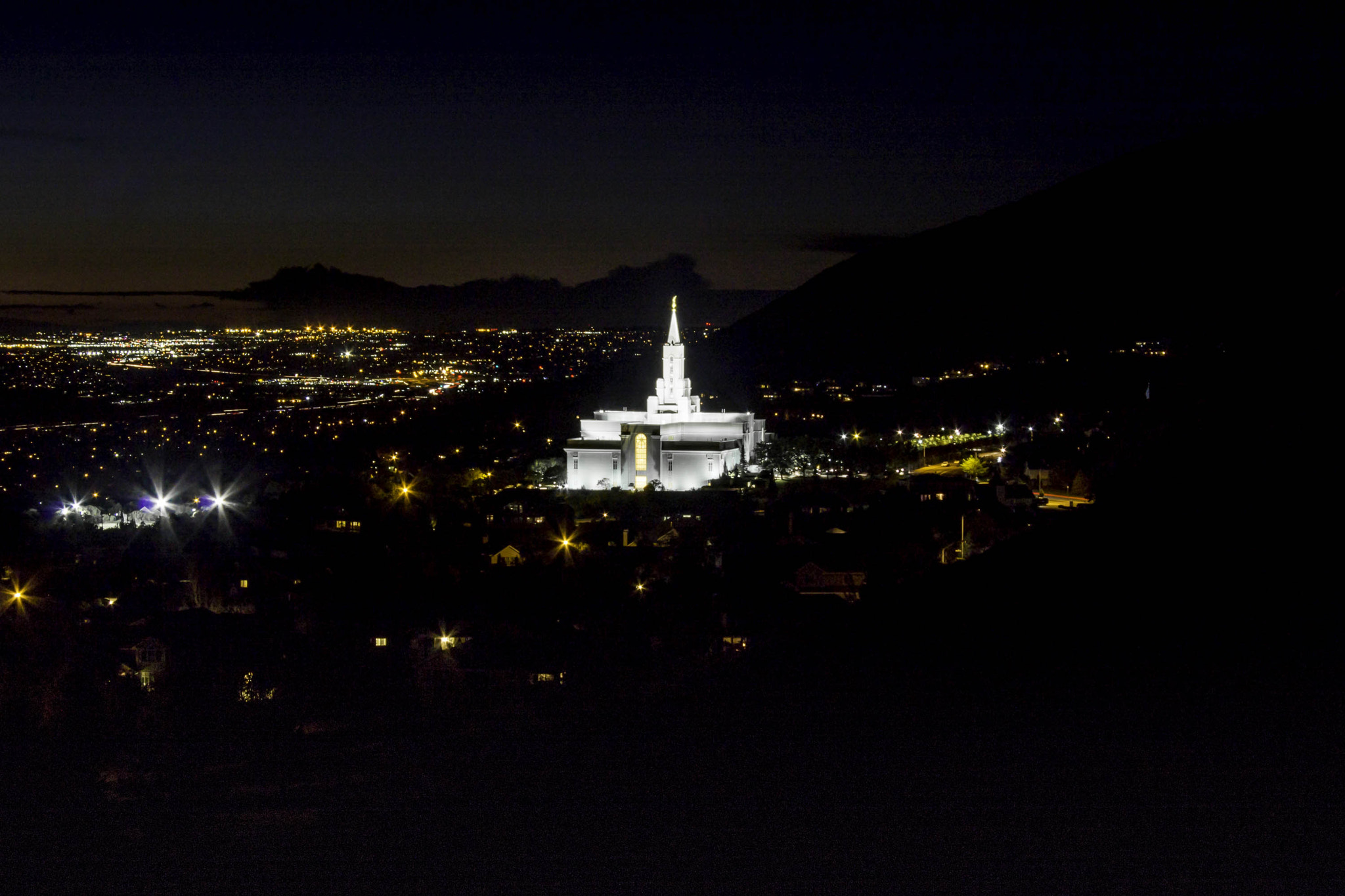 Canon EF-S 17-85mm F4-5.6 IS USM sample photo. A beacon in the night photography