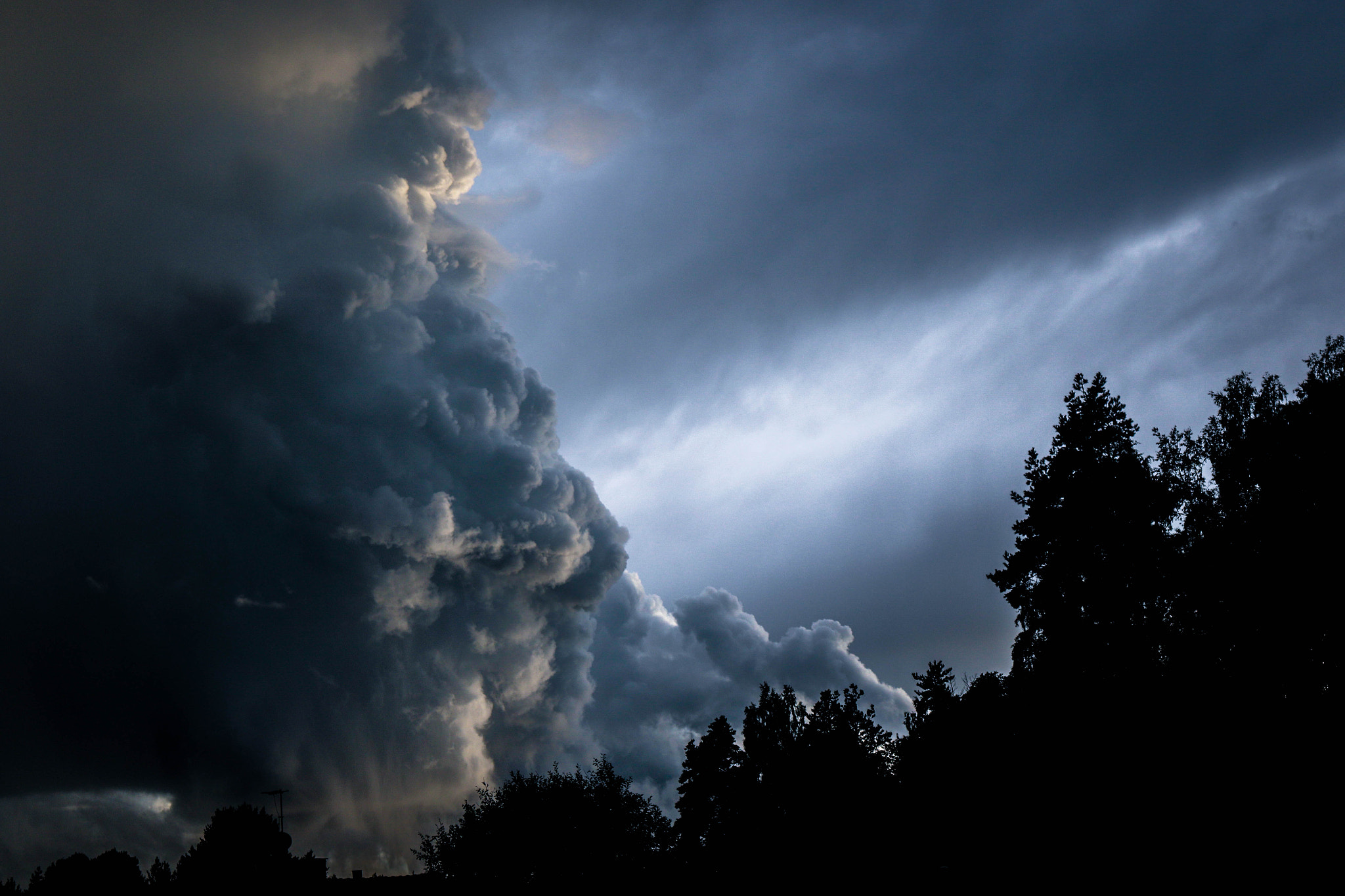 Canon EF 35mm F2 IS USM sample photo. Bad weather photography