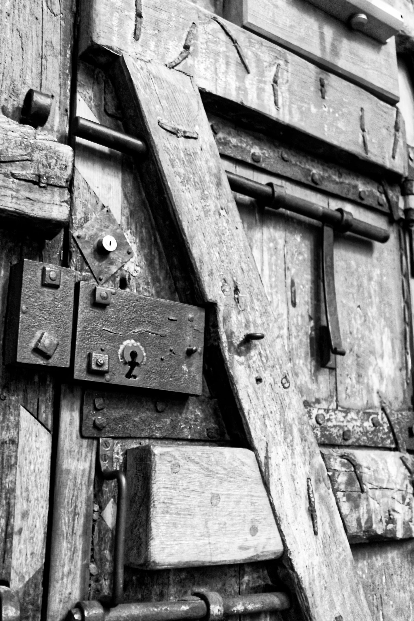 Canon EOS 500D (EOS Rebel T1i / EOS Kiss X3) + Canon EF-S 24mm F2.8 STM sample photo. A very old door photography