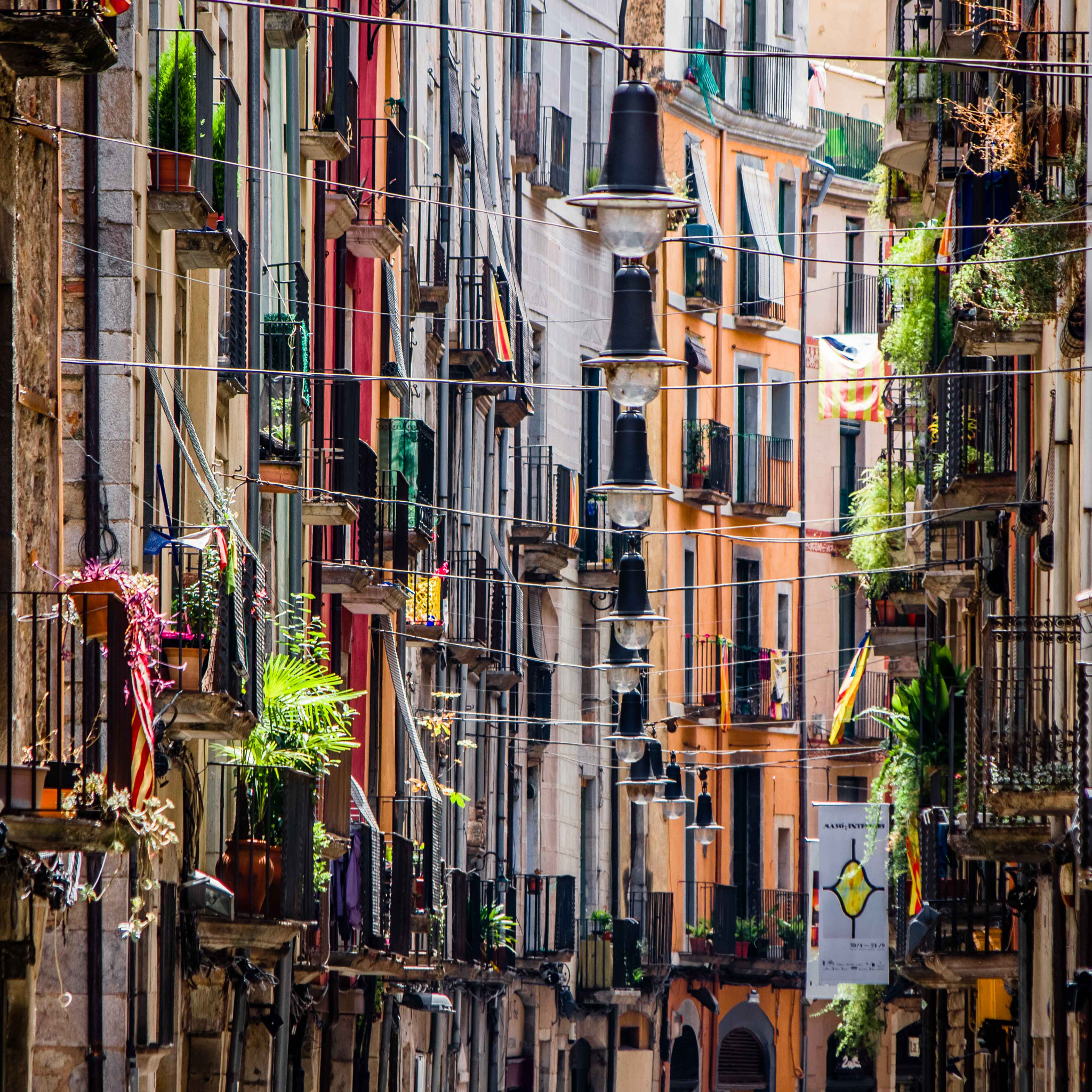 Pentax smc DA 50-200mm F4-5.6 ED WR sample photo. Girona street scene photography