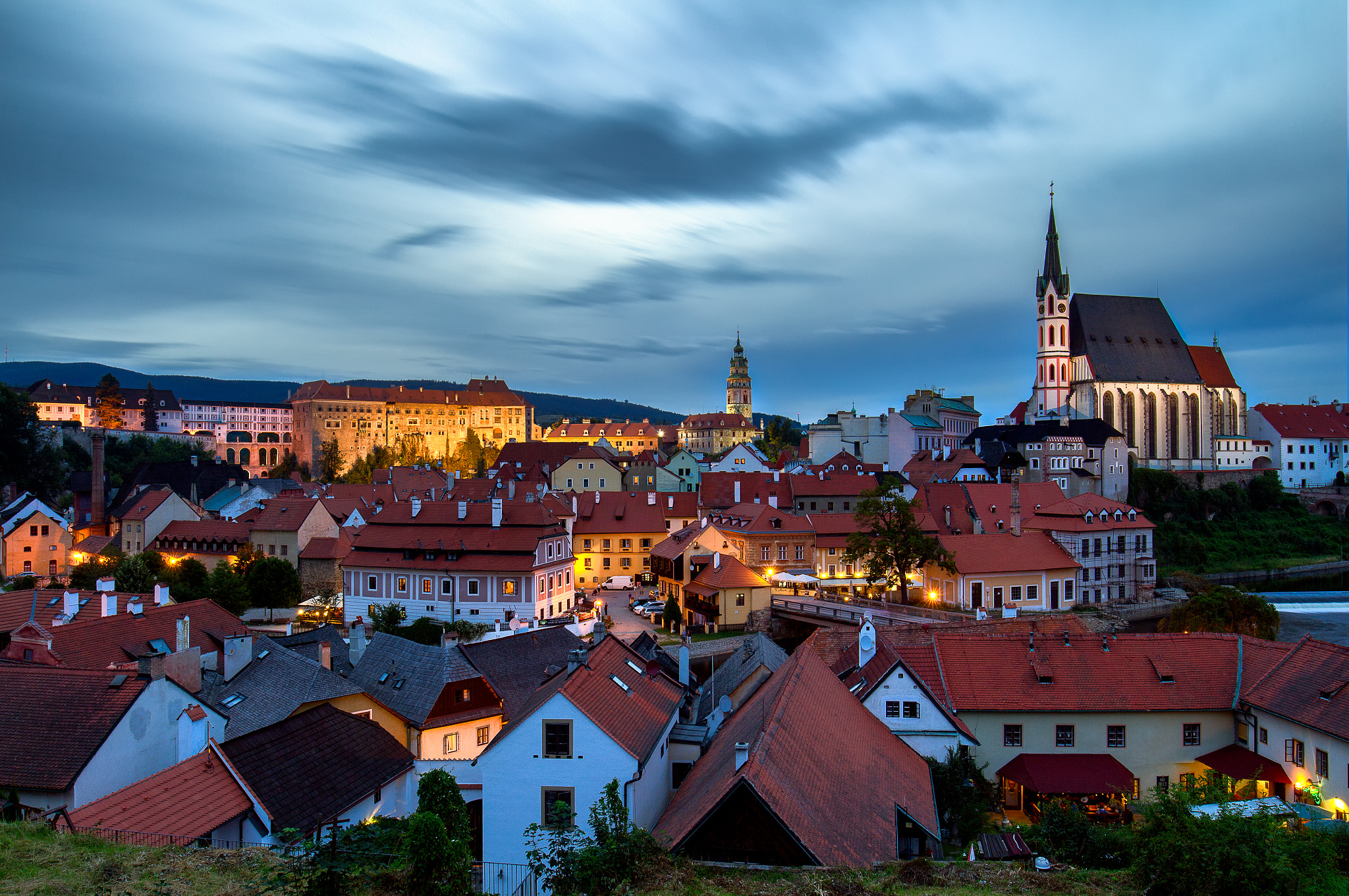 Canon EOS 700D (EOS Rebel T5i / EOS Kiss X7i) + Canon EF 16-35mm F4L IS USM sample photo. Cesky krumlov by night photography