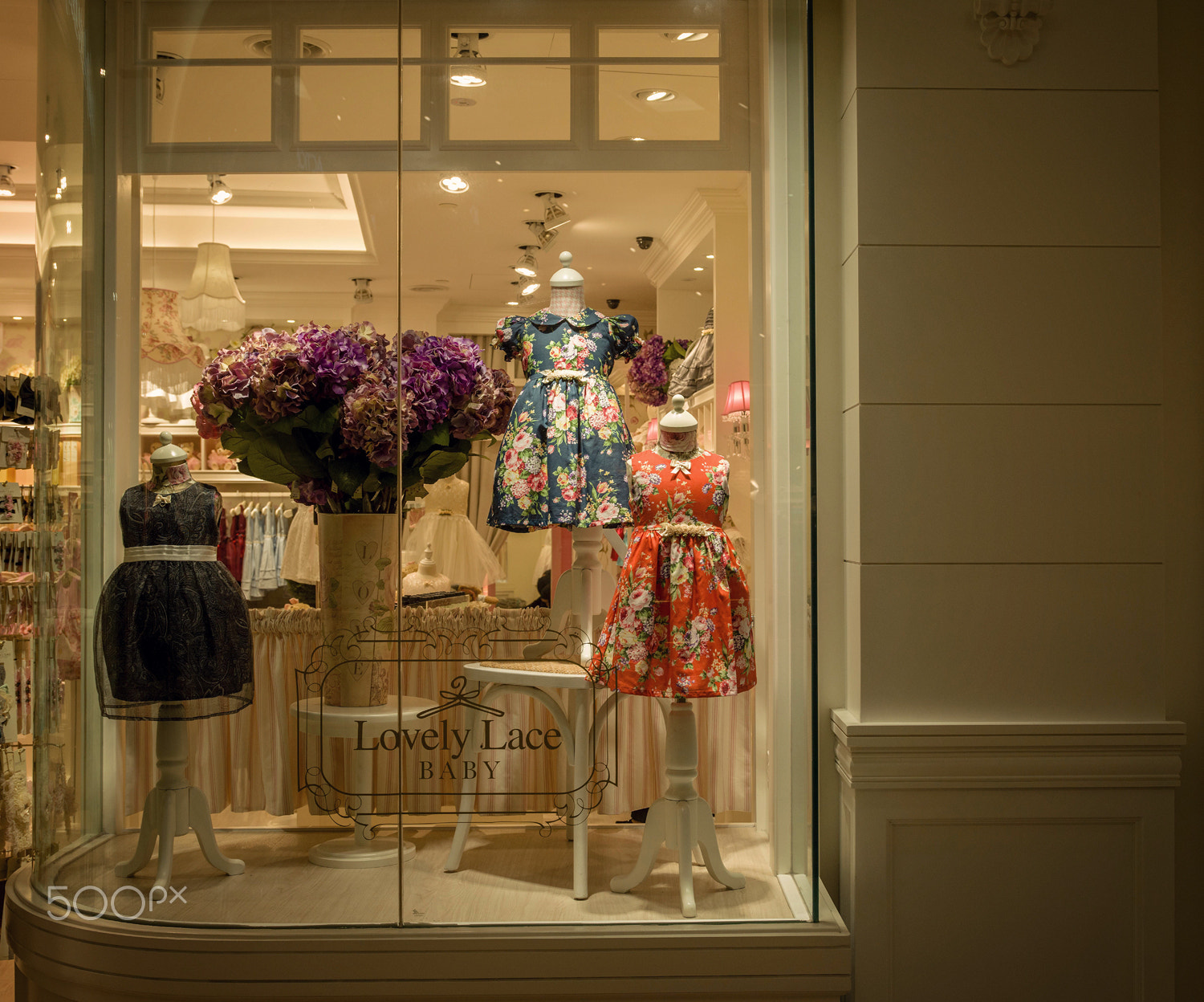 HCD 35-90 sample photo. Window shopping photography