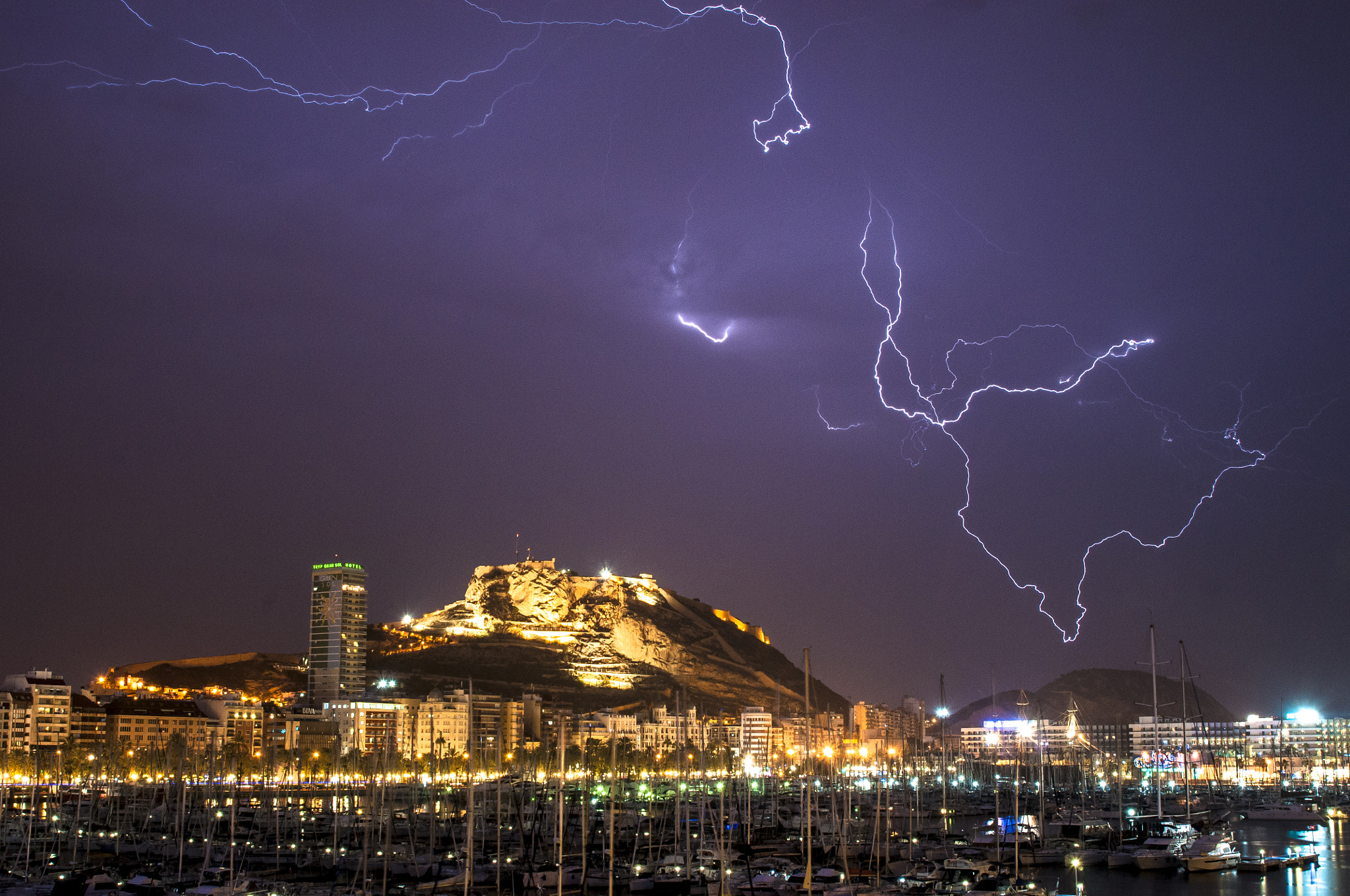 AF Zoom-Nikkor 28-105mm f/3.5-4.5D IF sample photo. Alicante thunder photography