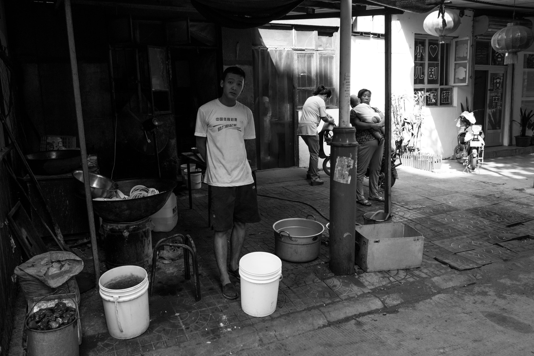 Leica Summicron-M 28mm F2 ASPH sample photo. Gazing at photography