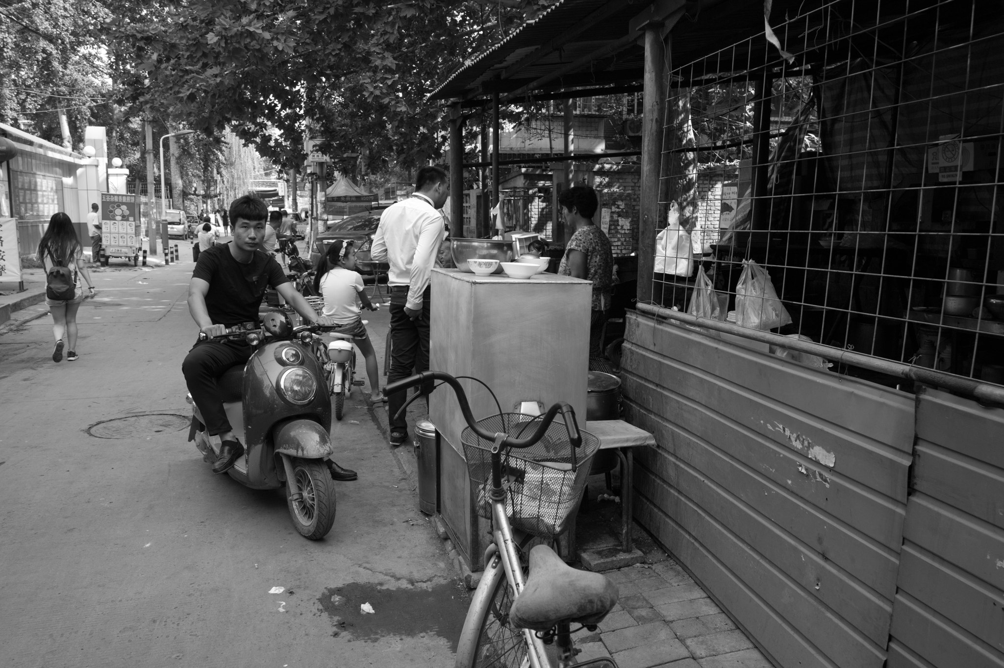 Leica Summicron-M 28mm F2 ASPH sample photo. Staring photography
