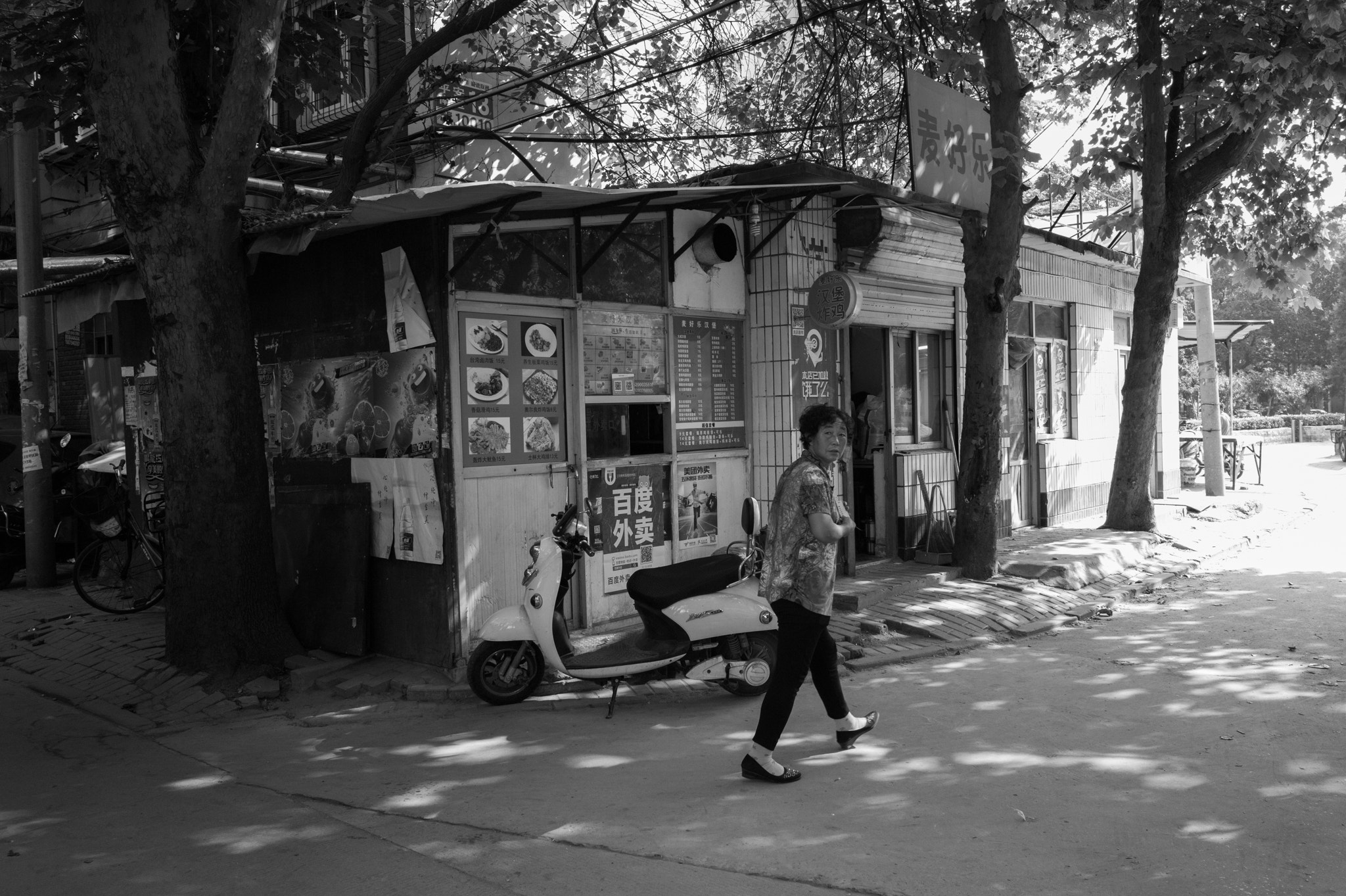 Leica Summicron-M 28mm F2 ASPH sample photo. Woman looking back photography