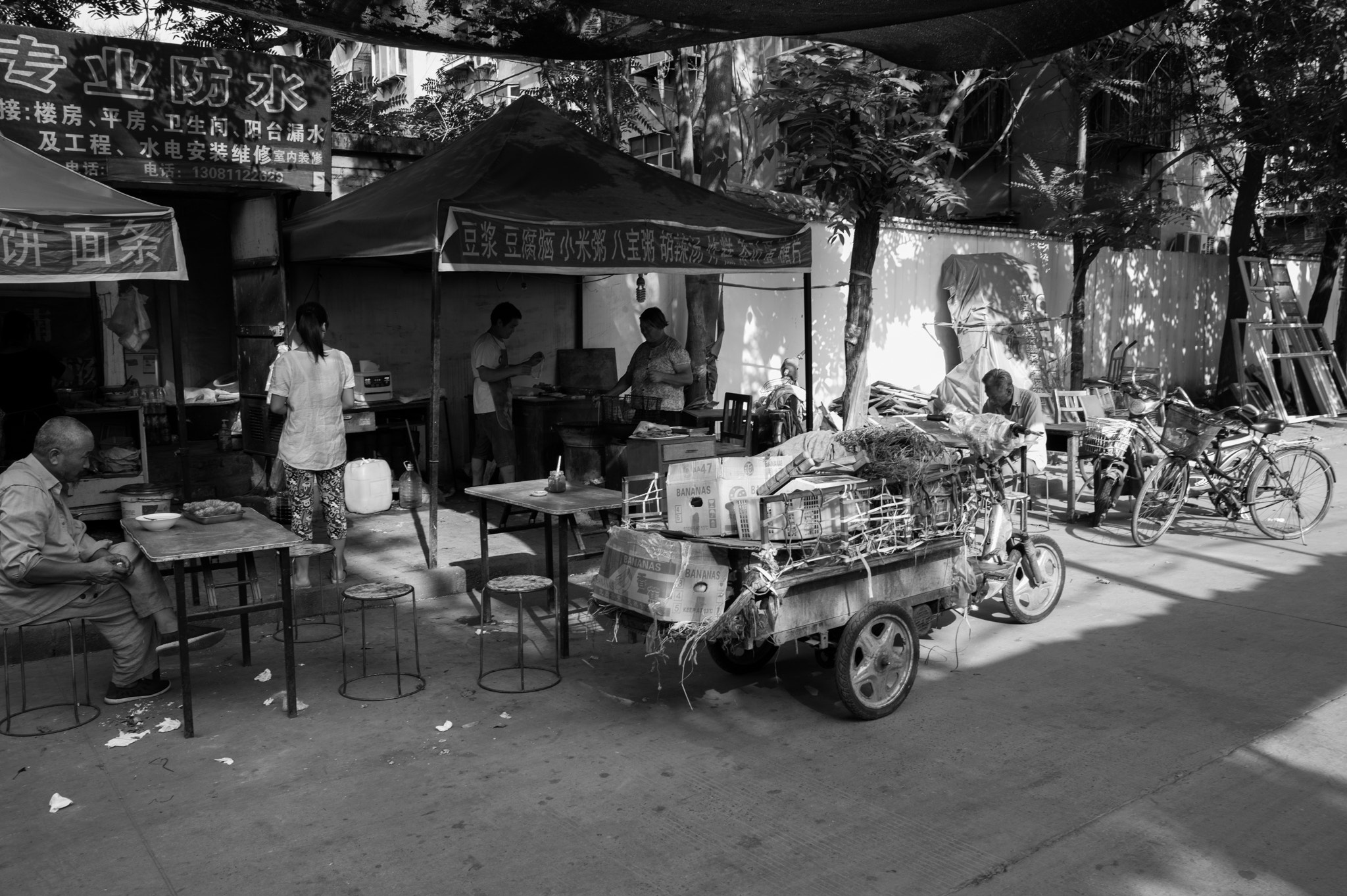 Leica Summicron-M 28mm F2 ASPH sample photo. People eating breakfast photography