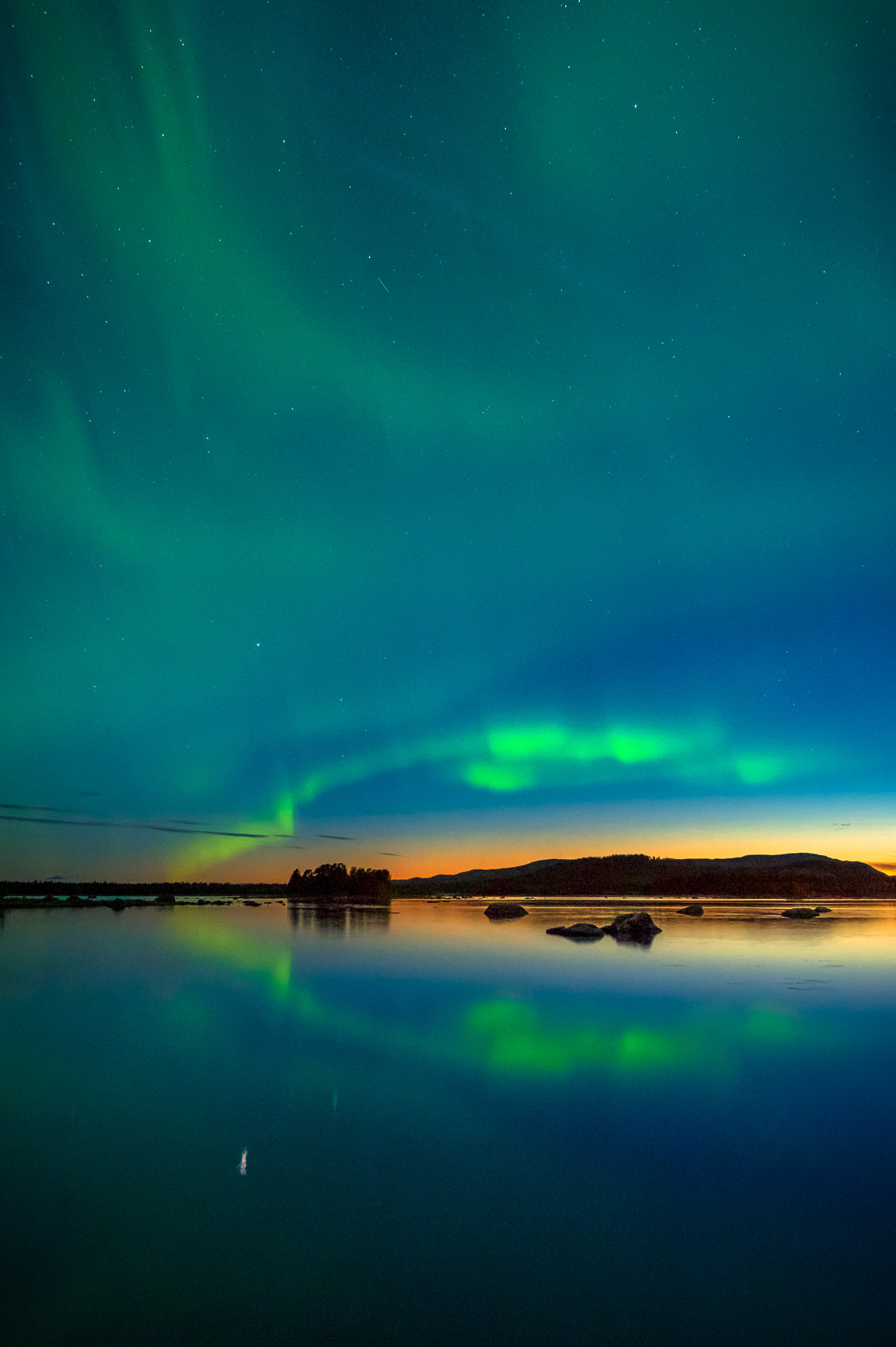 Pentax K-3 + Sigma 18-35mm F1.8 DC HSM Art sample photo. Mirrored northern lights photography