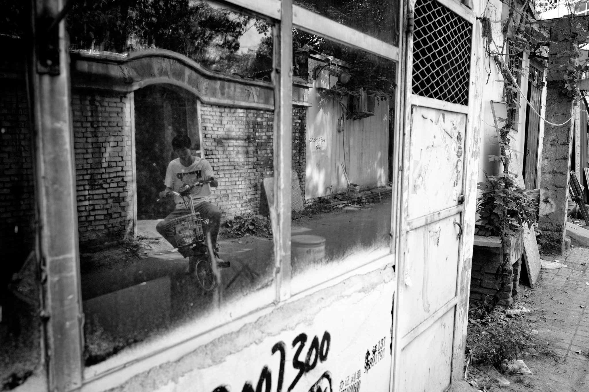 Leica Summicron-M 28mm F2 ASPH sample photo. In the mirror photography