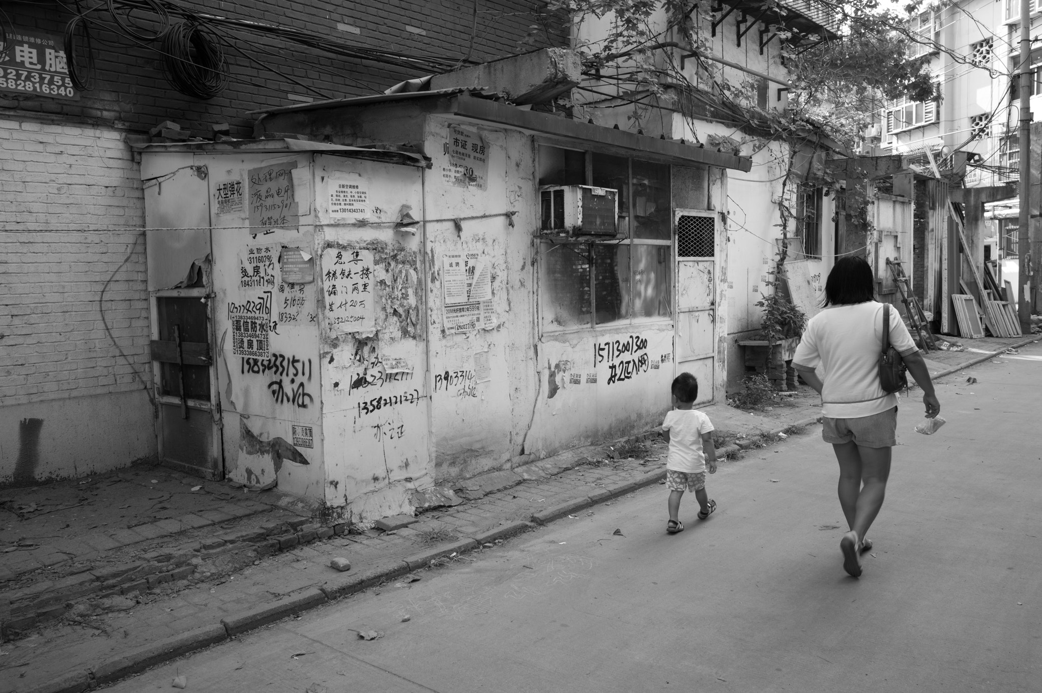 Leica Summicron-M 28mm F2 ASPH sample photo. Wall pasted with small ads photography