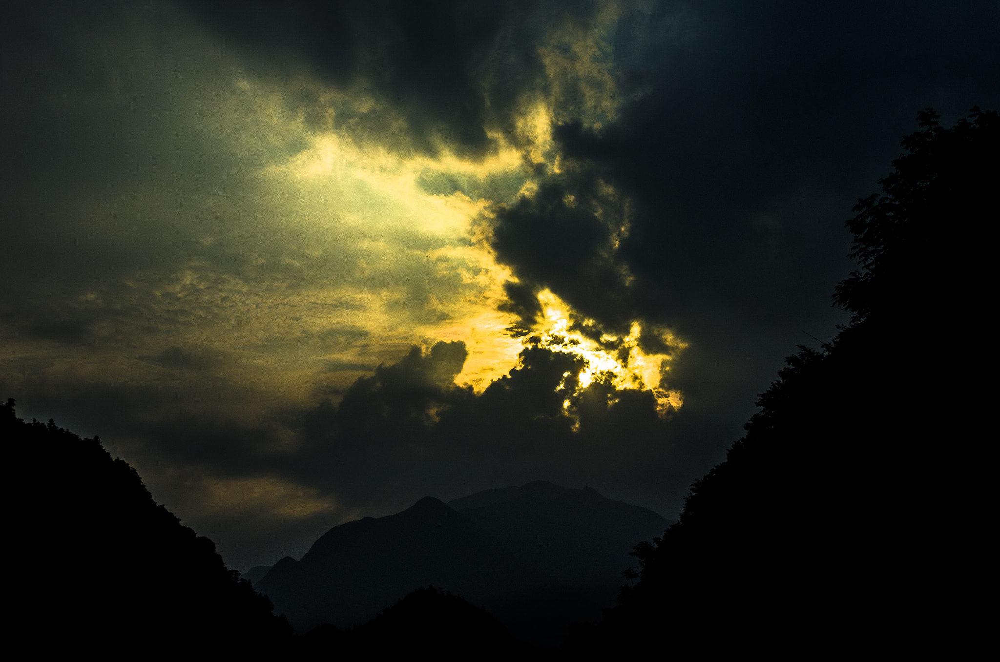 Pentax smc DA 18-55mm F3.5-5.6 AL WR sample photo. Dark cloud photography