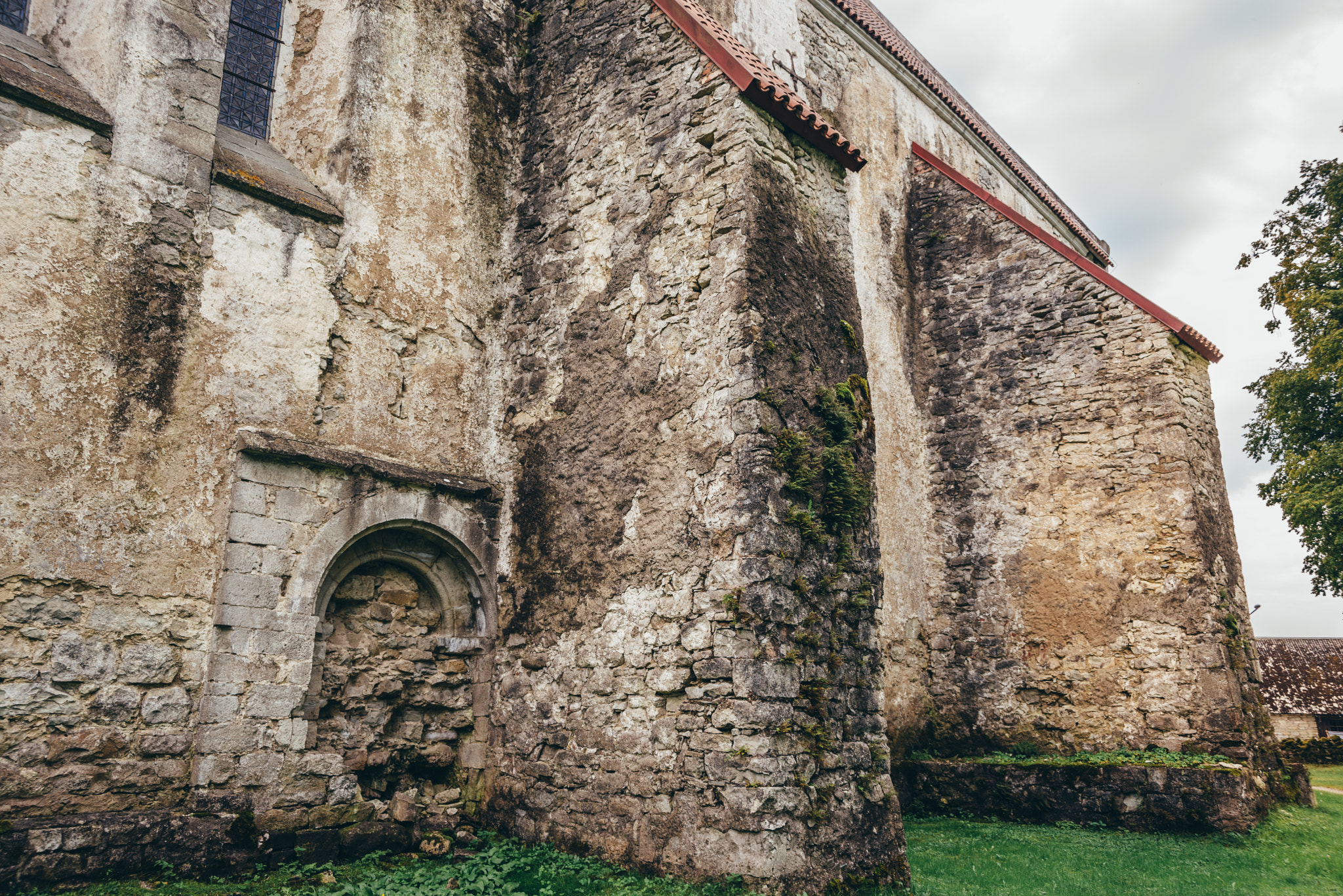 Nikon D610 + AF Zoom-Nikkor 28-70mm f/3.5-4.5D sample photo. Very old columns photography