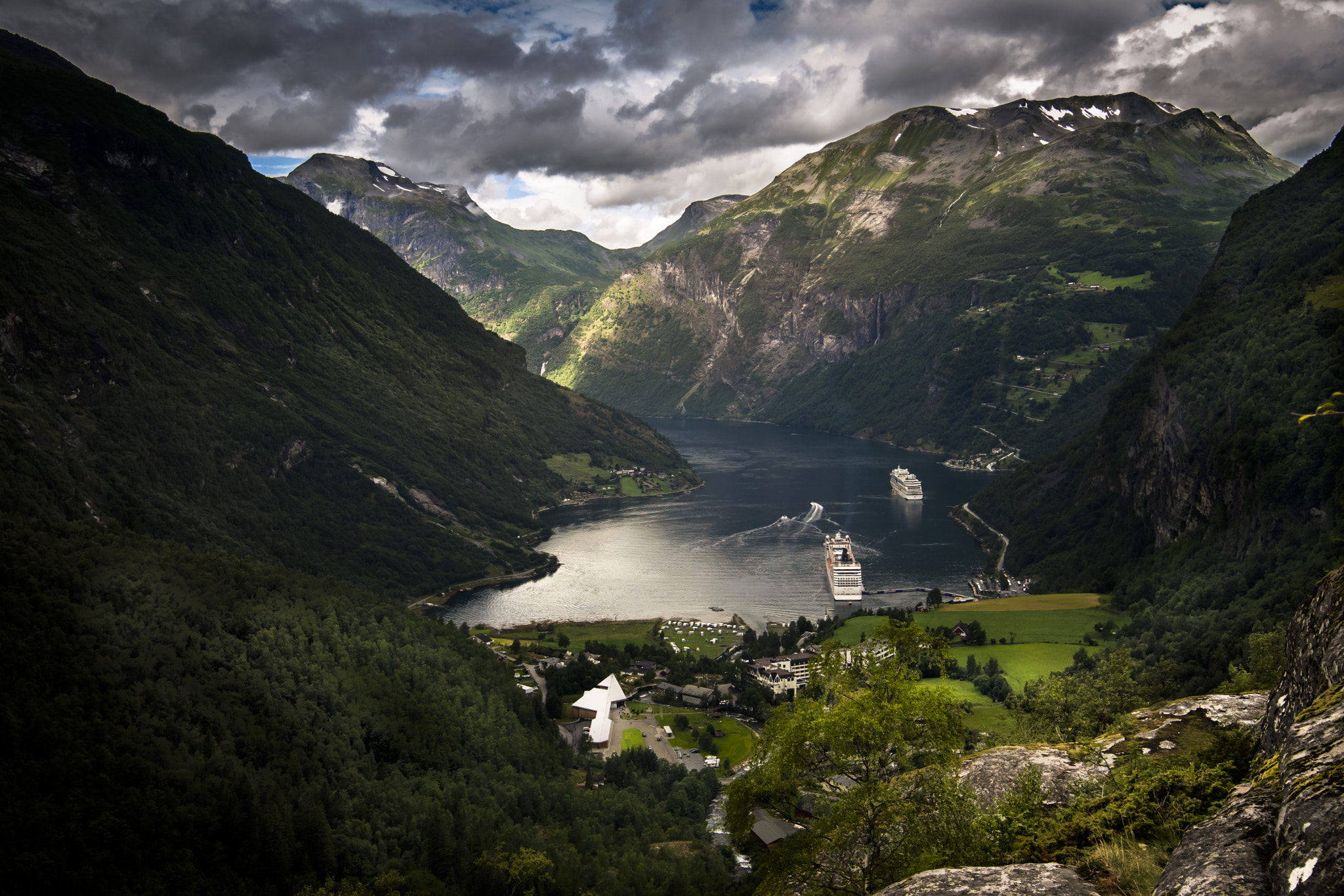 Minolta AF 17-35mm F2.8-4 (D) sample photo. Geiranger panoramic view photography