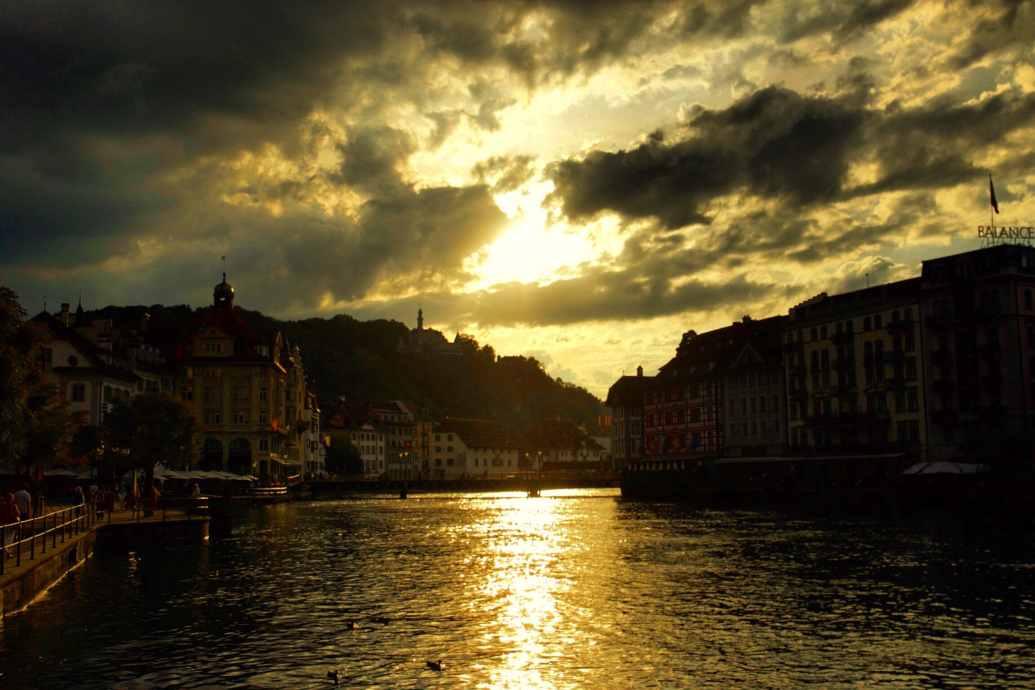 Canon EOS 760D (EOS Rebel T6s / EOS 8000D) + Canon EF 24-105mm F3.5-5.6 IS STM sample photo. Sunset in lucerne photography