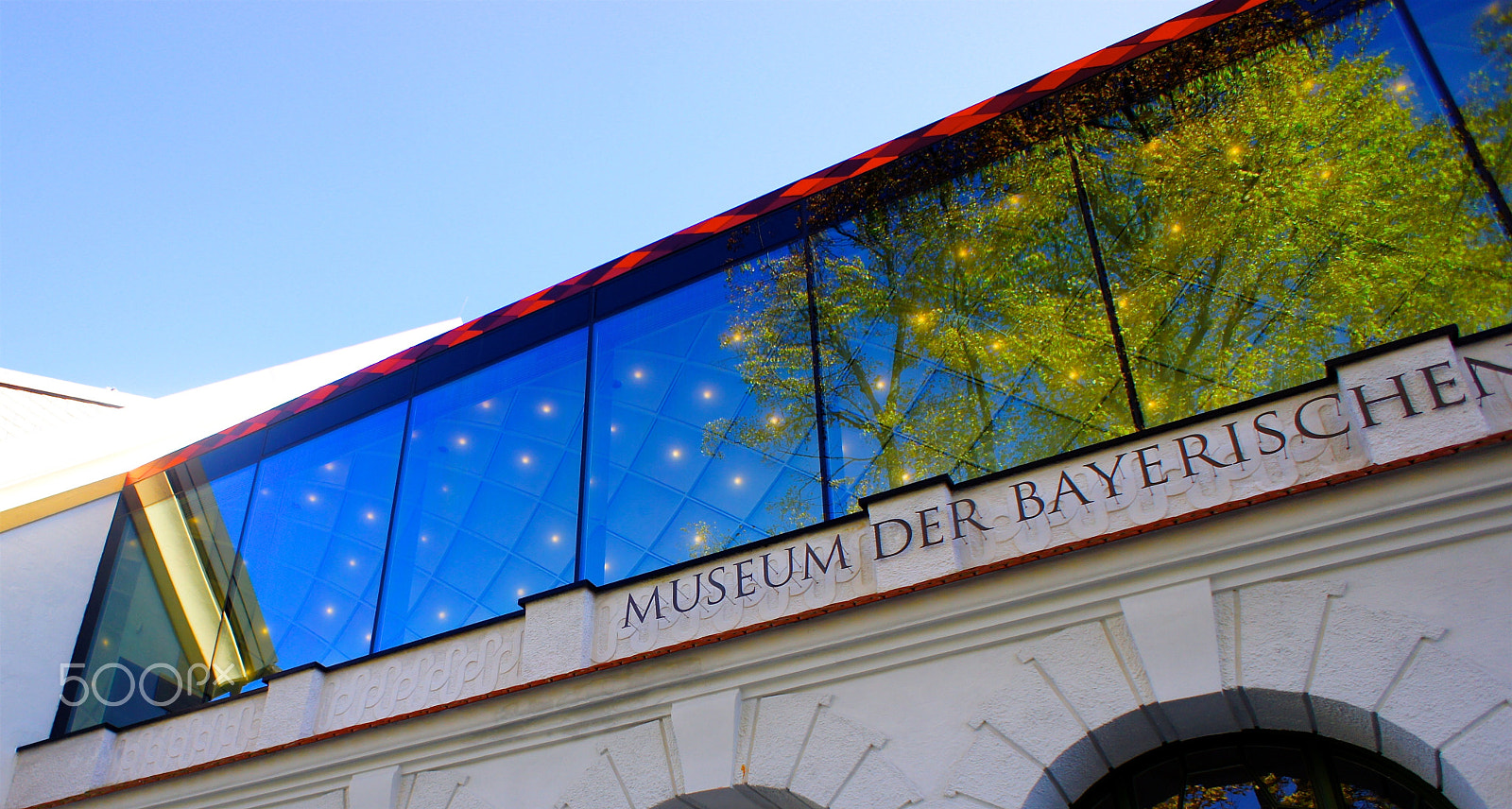 Sony Alpha NEX-5 + Sony E 16mm F2.8 sample photo. How about the colorful reflection on museum photography