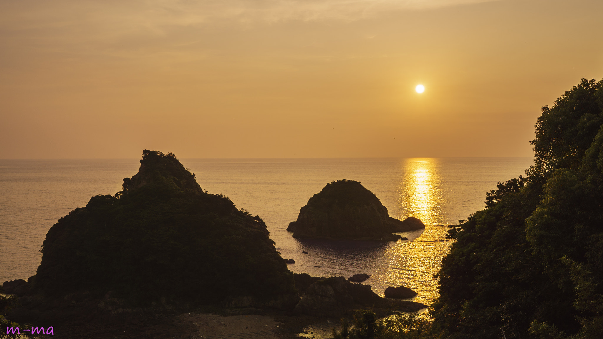 Sony a7S + Sony Distagon T* FE 35mm F1.4 ZA sample photo. Turtle rock and sunset photography