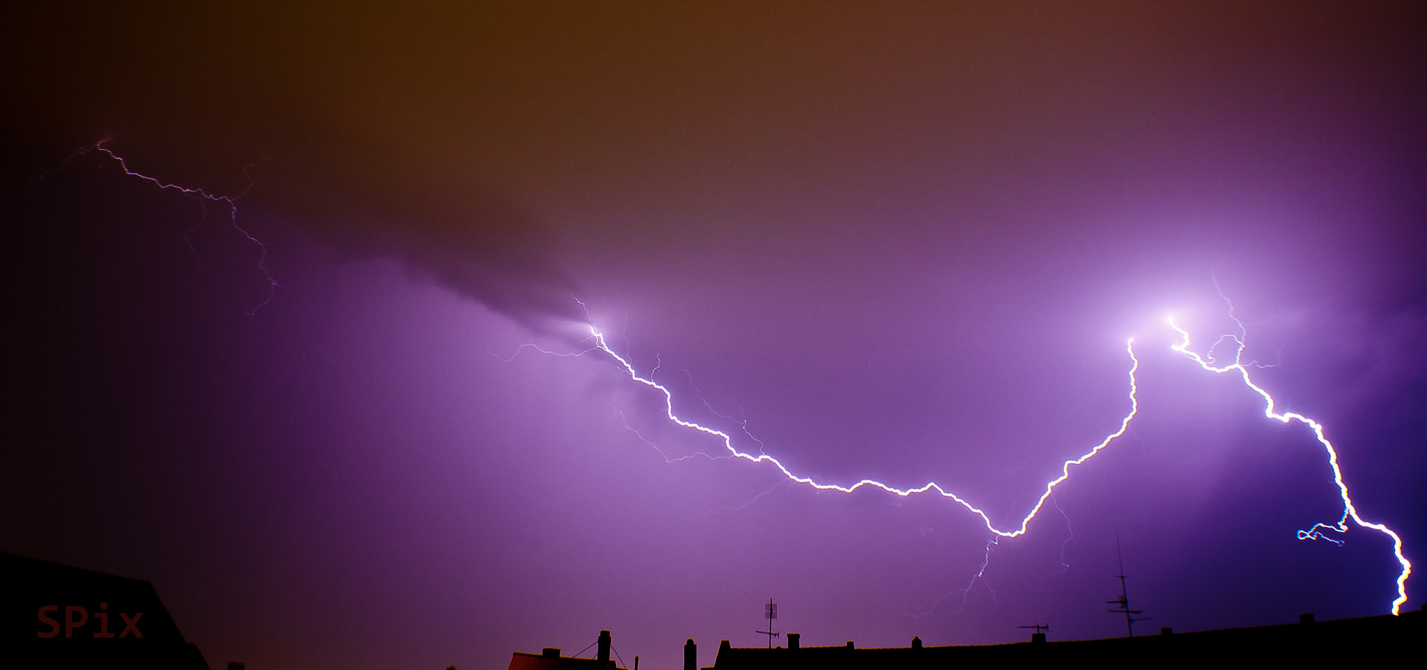 Canon EOS 1000D (EOS Digital Rebel XS / EOS Kiss F) sample photo. Thunderstorm photography