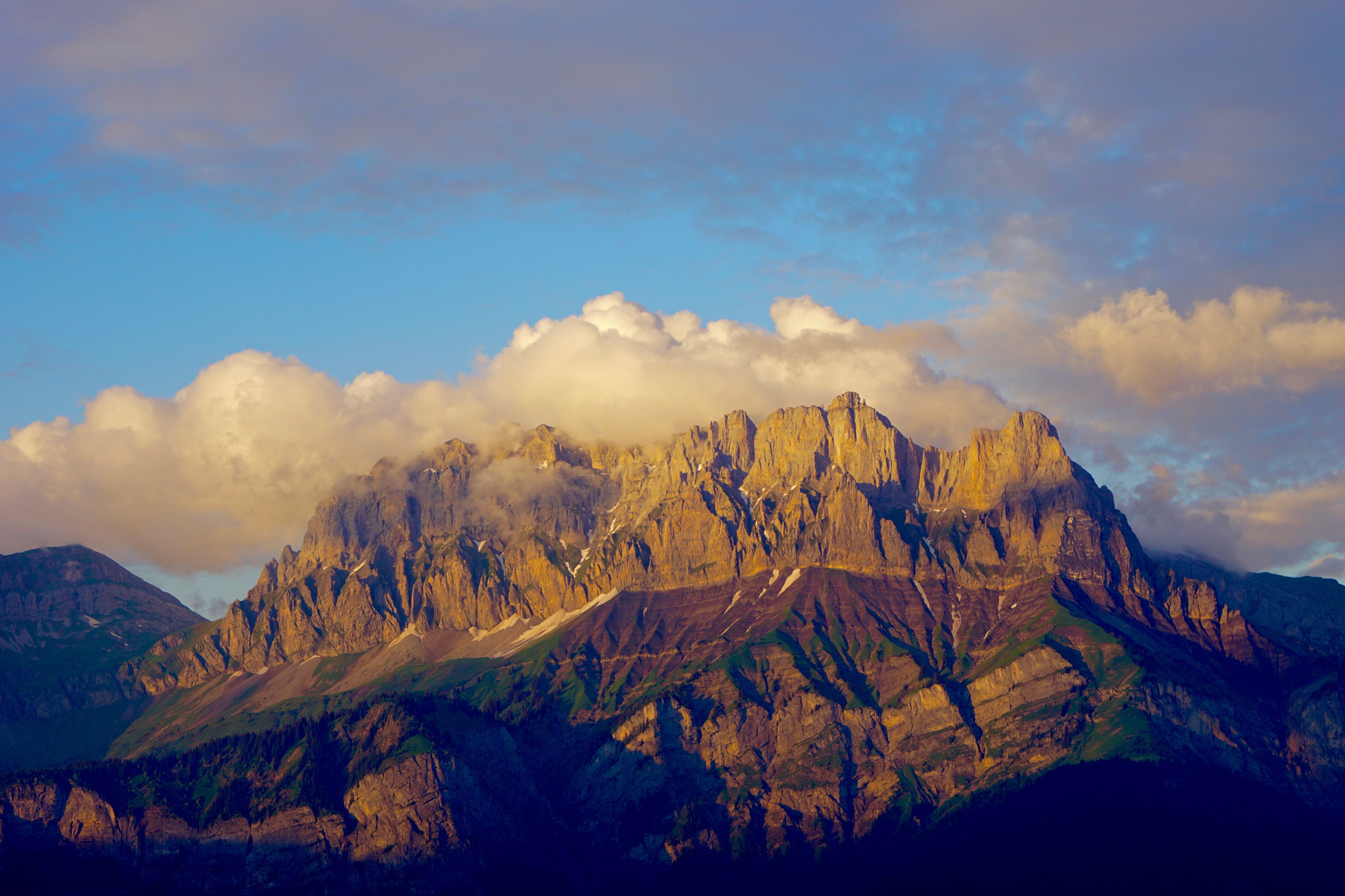 Sony a6000 + Sony Vario-Tessar T* E 16-70mm F4 ZA OSS sample photo. Sunset on mountain "les quatre têtes" photography