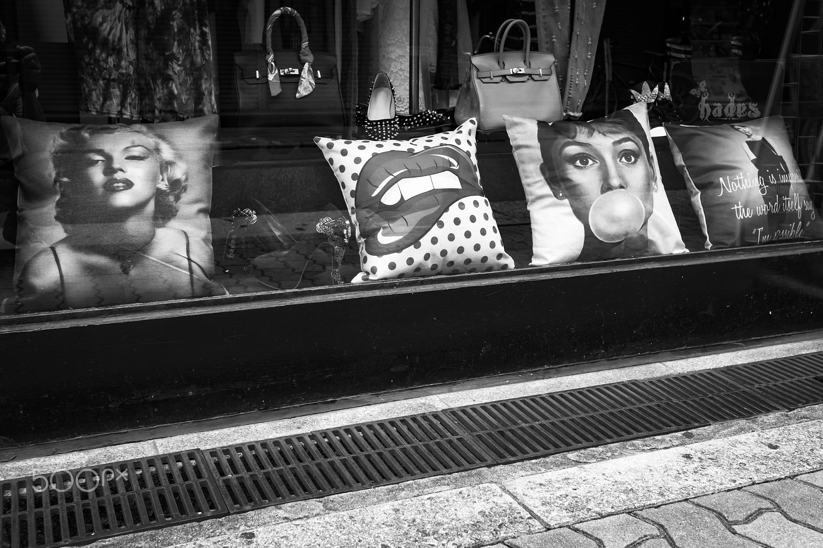 Leica M-Monochrom sample photo. Osaka street photography