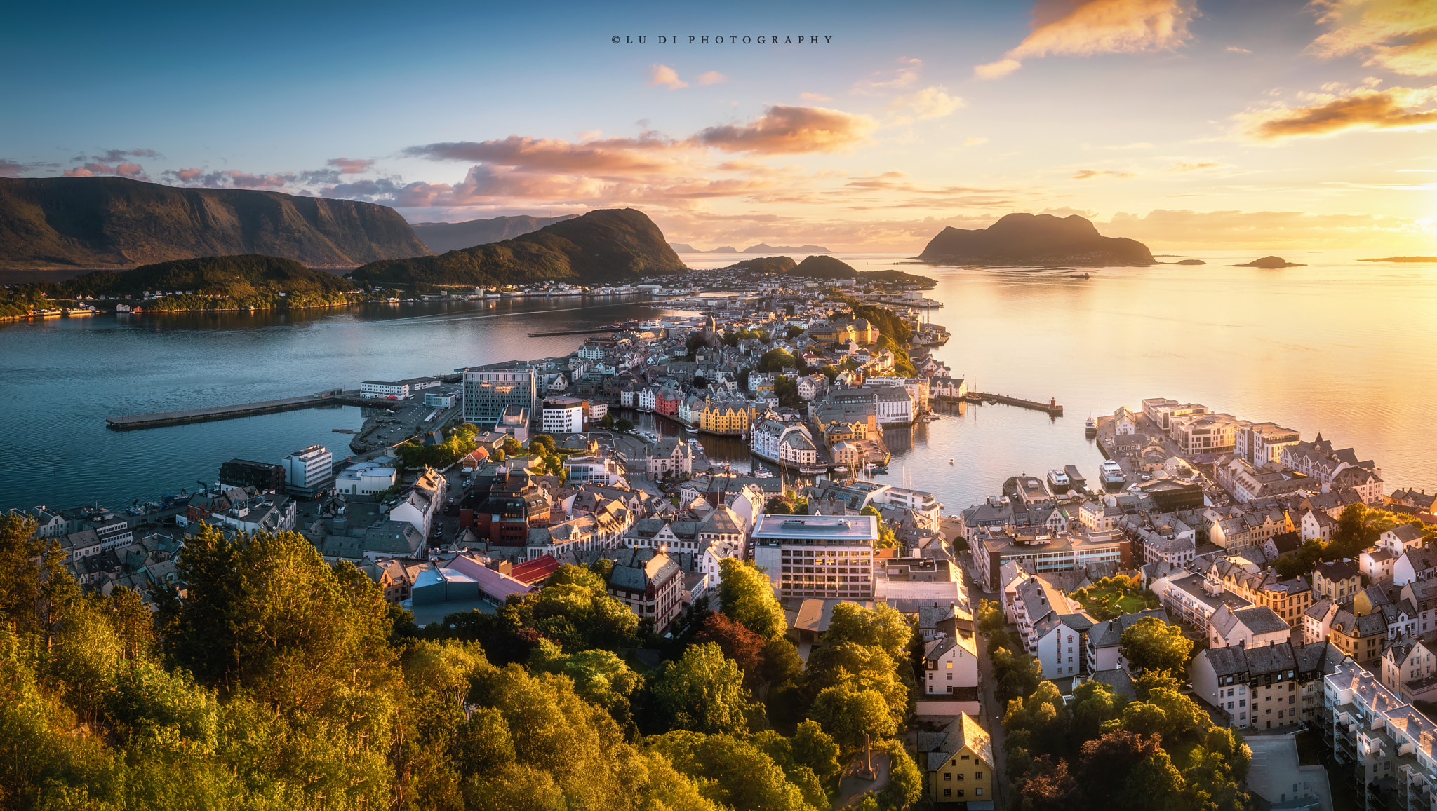 Canon EOS 70D + Canon EF 16-35mm F4L IS USM sample photo. Dreamy Ålesund photography