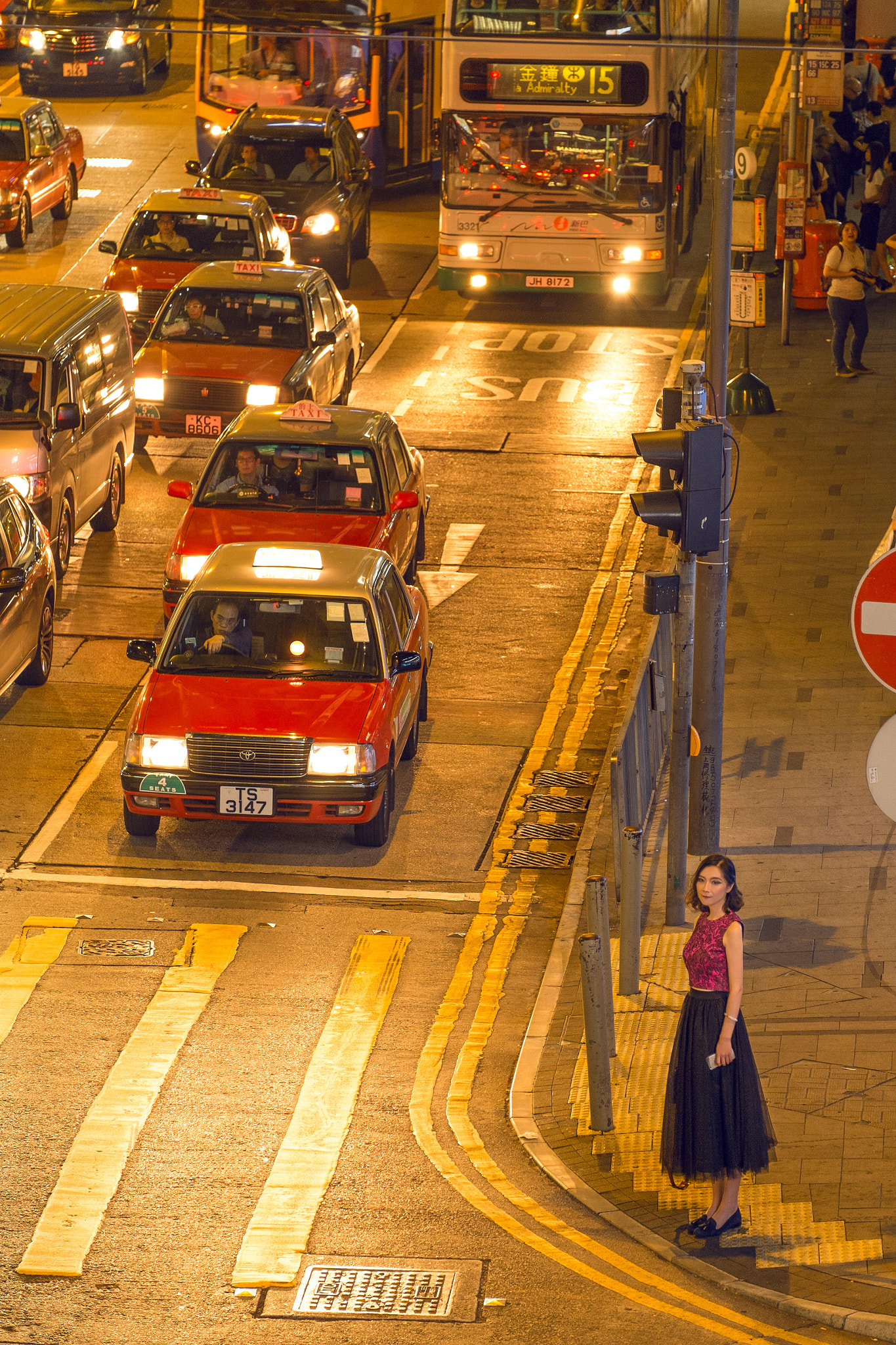 Fujifilm X-E1 + Fujifilm XF 55-200mm F3.5-4.8 R LM OIS sample photo. Traffic lights up the city, photographed in hongkong photography