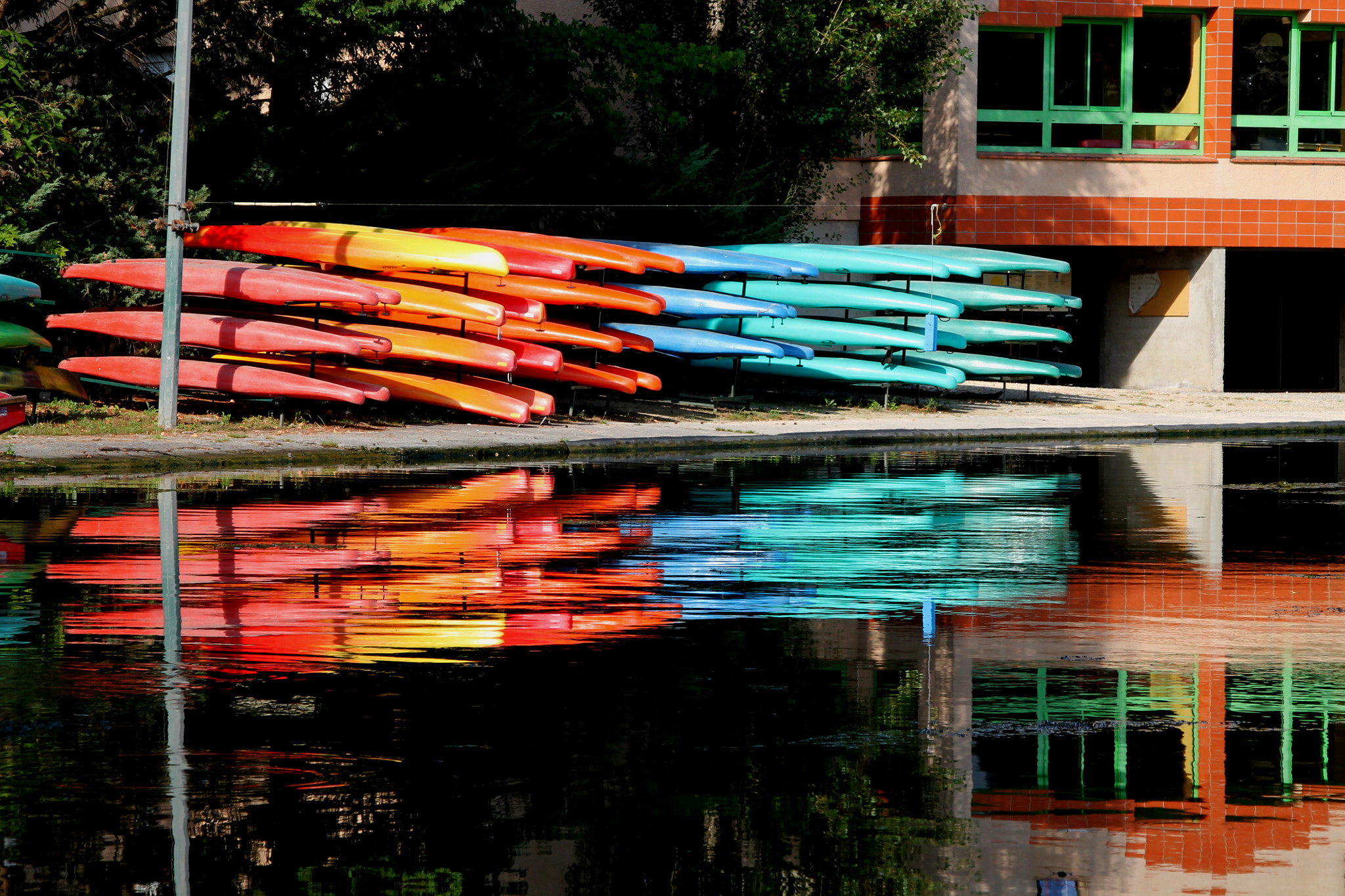 Canon EOS 1100D (EOS Rebel T3 / EOS Kiss X50) + Canon TS-E 90mm F2.8 Tilt-Shift sample photo. Multi coulour canoes photography
