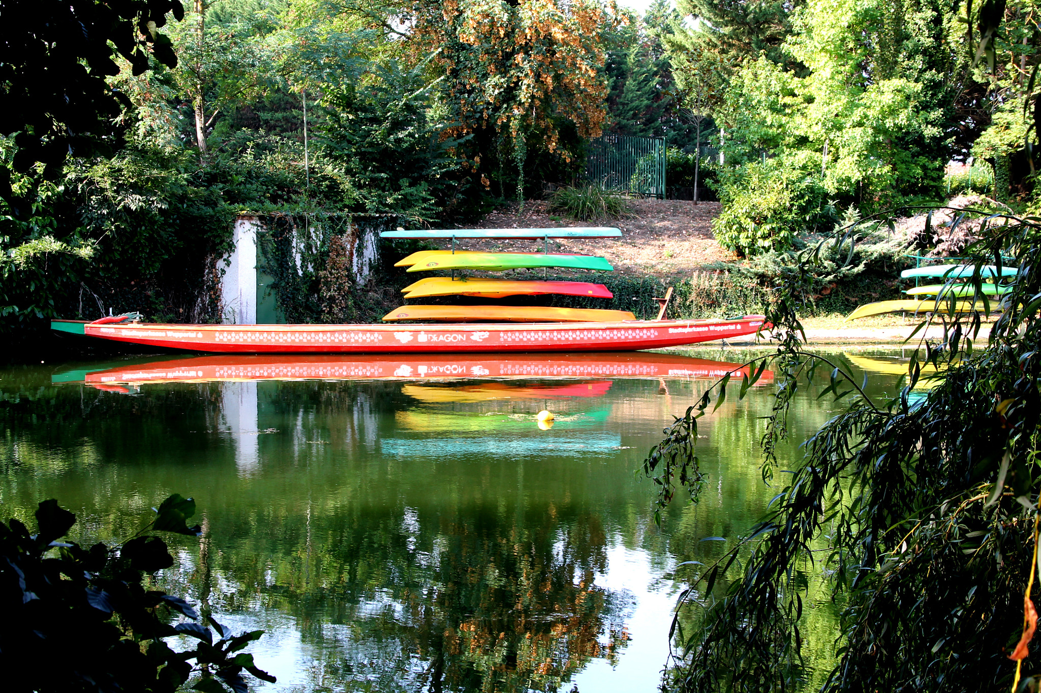 Canon EOS 1100D (EOS Rebel T3 / EOS Kiss X50) + Canon TS-E 90mm F2.8 Tilt-Shift sample photo. Canoes photography