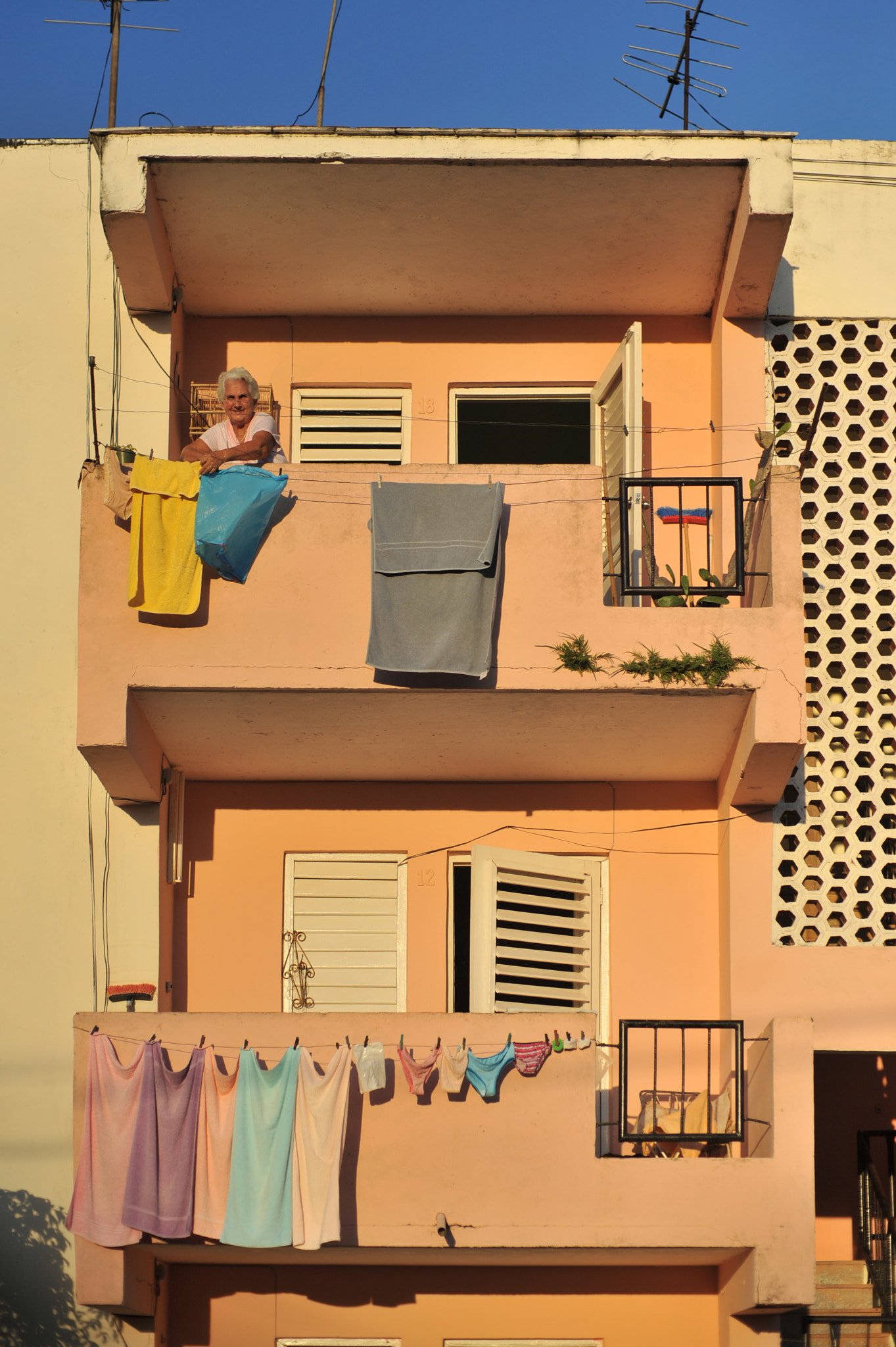 Nikon D700 sample photo. Laundry in evening sun photography