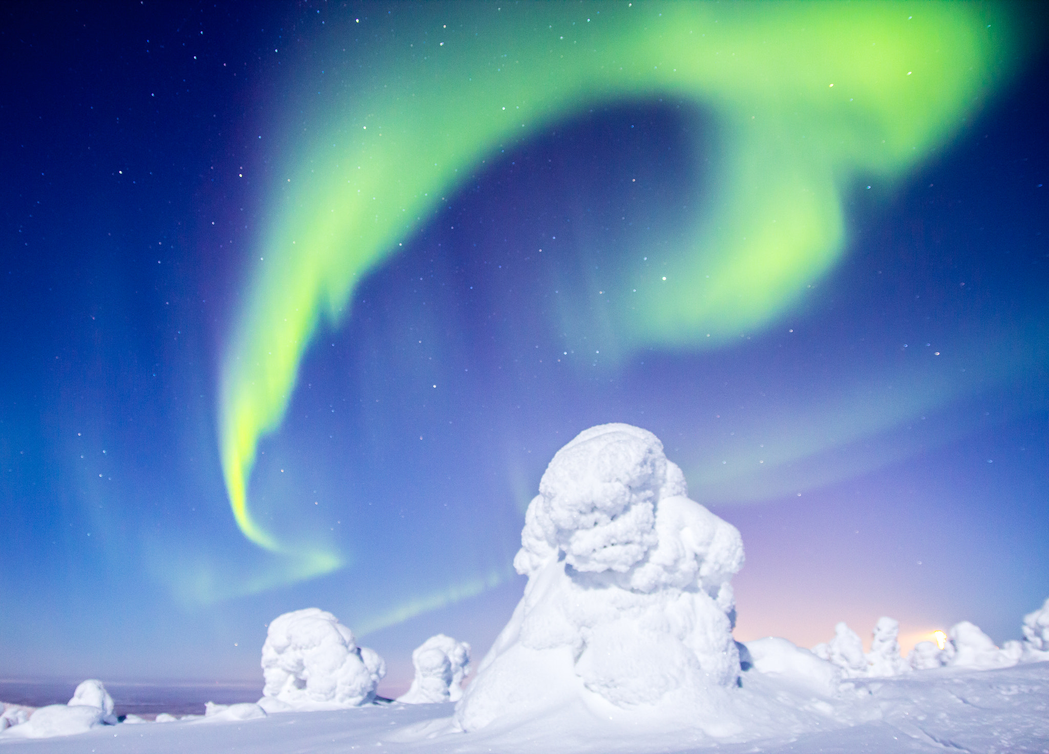 Canon EOS 600D (Rebel EOS T3i / EOS Kiss X5) + Sigma 18-50mm f/2.8 Macro sample photo. Aurora borealis in top of levi, lapland photography