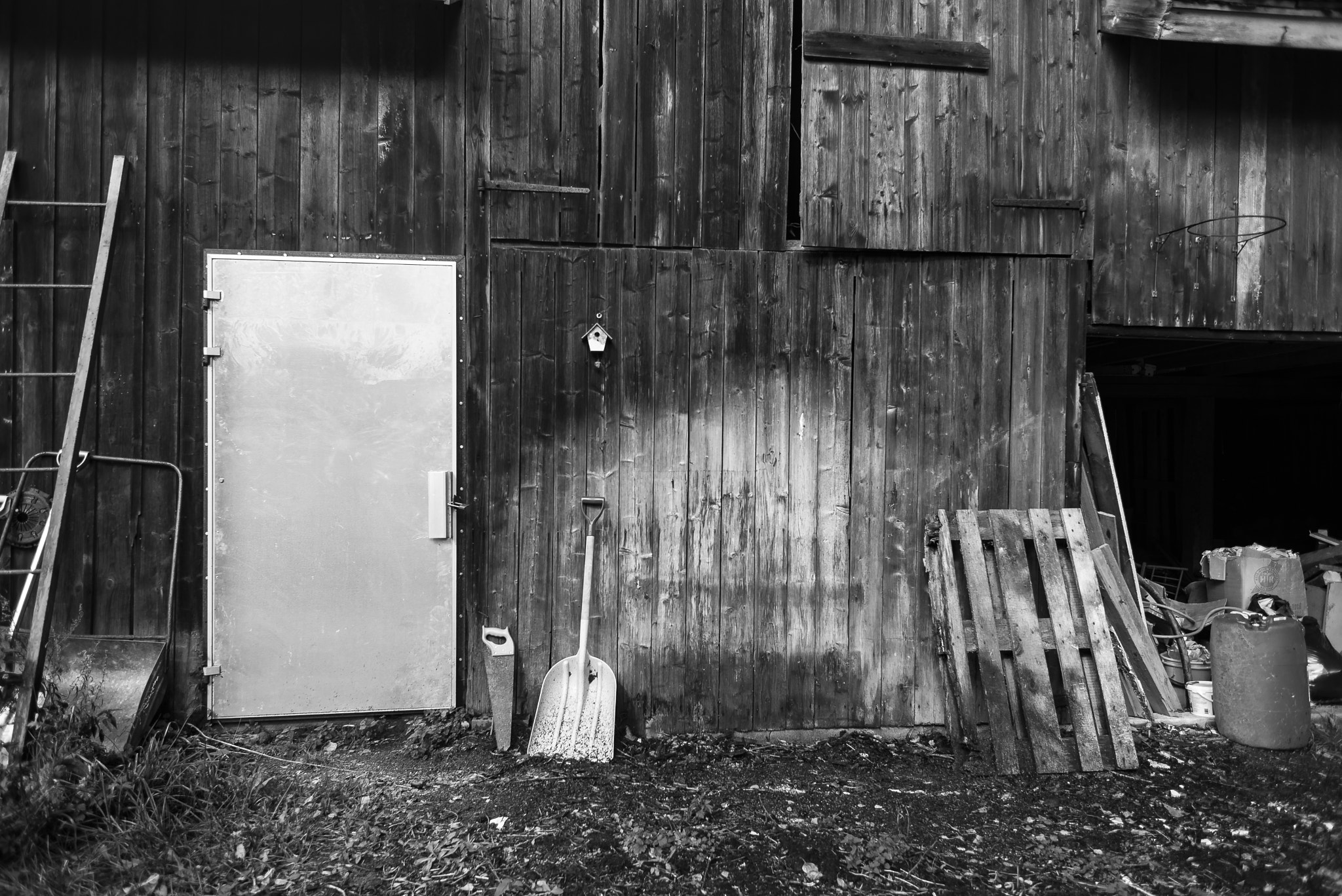 Nikon D610 + Nikon AF Nikkor 24mm F2.8D sample photo. Old barn photography