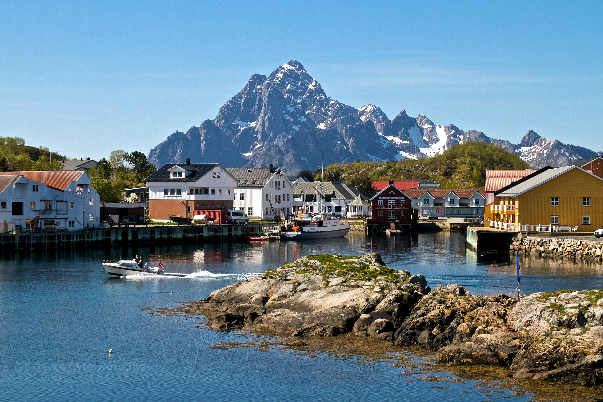 Canon EOS 7D + Sigma 17-50mm f/2.8 OS HSM sample photo. Kabelvåg, lofoten photography