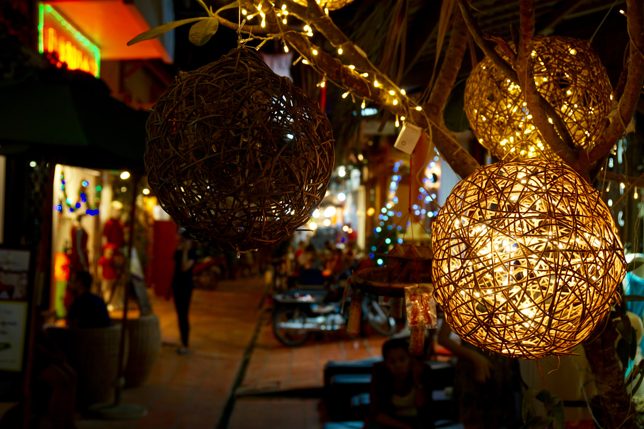 Sony a6000 + Sony Vario-Tessar T* E 16-70mm F4 ZA OSS sample photo. Night in siem reap photography