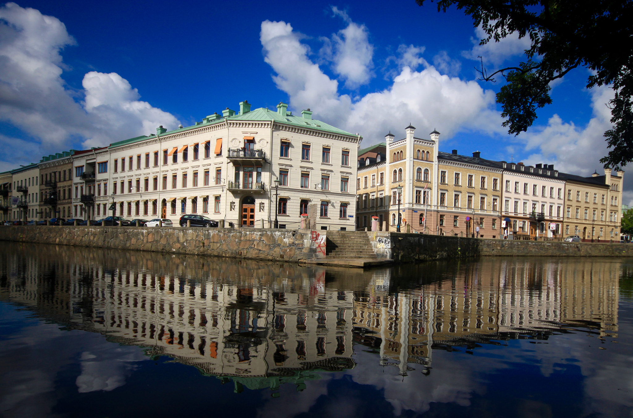 Canon EOS 500D (EOS Rebel T1i / EOS Kiss X3) + Sigma 10-20mm F4-5.6 EX DC HSM sample photo. Stora nygatan - gothenburg photography