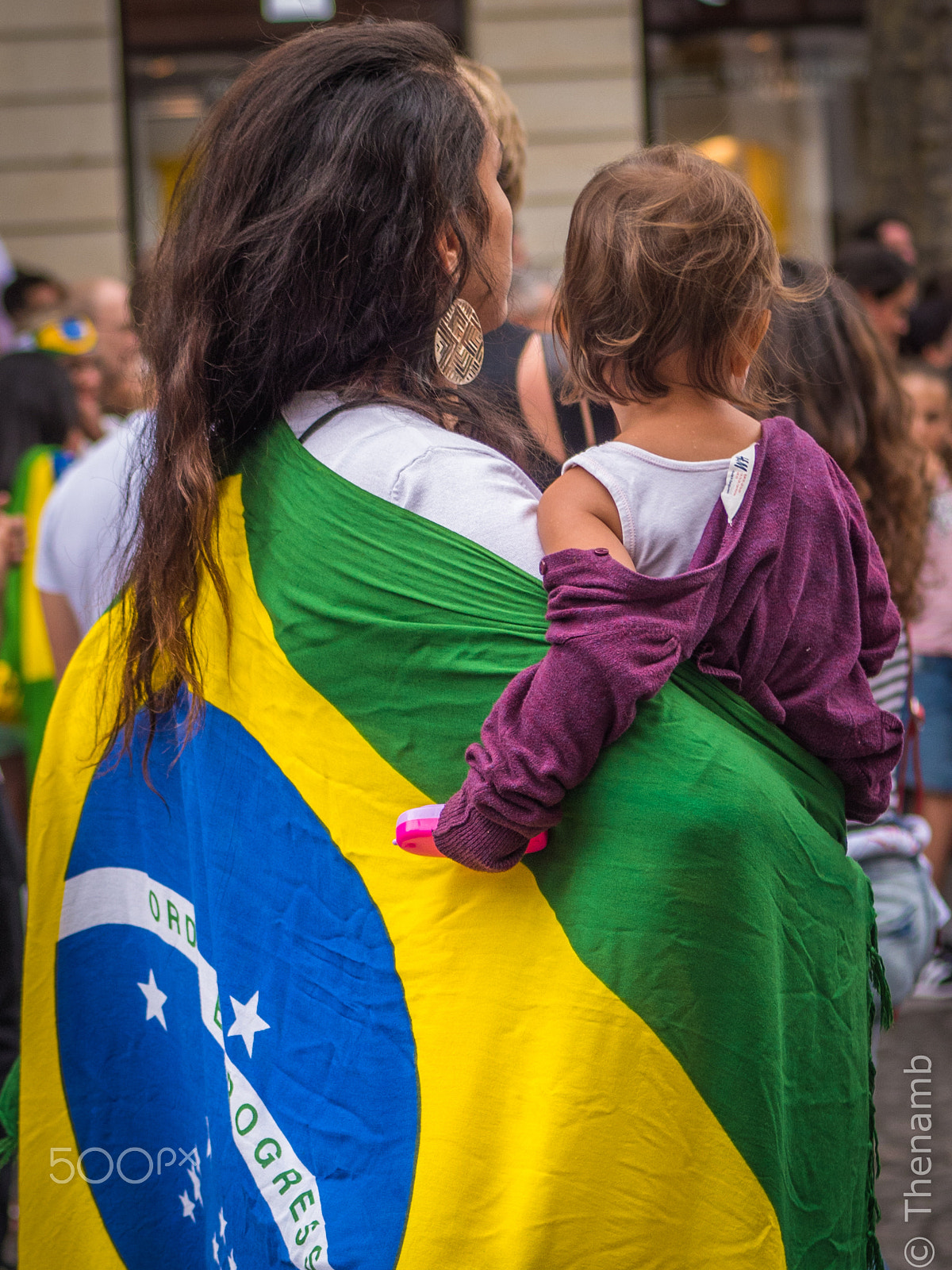 Panasonic Lumix G 42.5mm F1.7 ASPH Power OIS sample photo. Mum and kid at brazil party in paris. photography