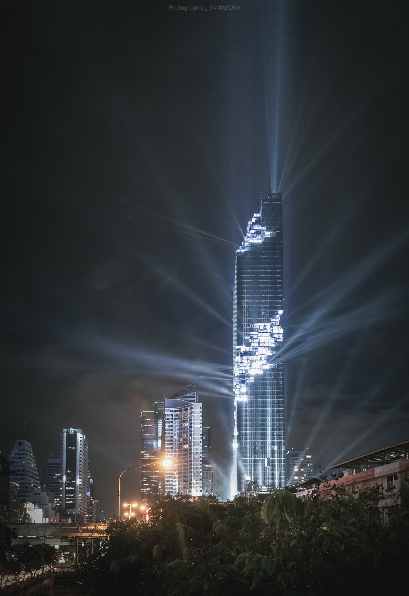 Canon EOS 100D (EOS Rebel SL1 / EOS Kiss X7) + Canon EF 17-40mm F4L USM sample photo. Mahanakhon photography