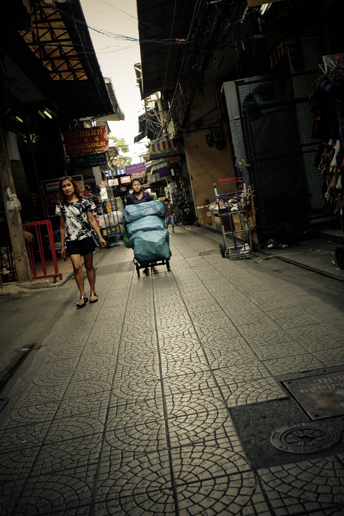 Fujifilm XF 10-24mm F4 R OIS sample photo. Streets of chinatown #bangkok photography