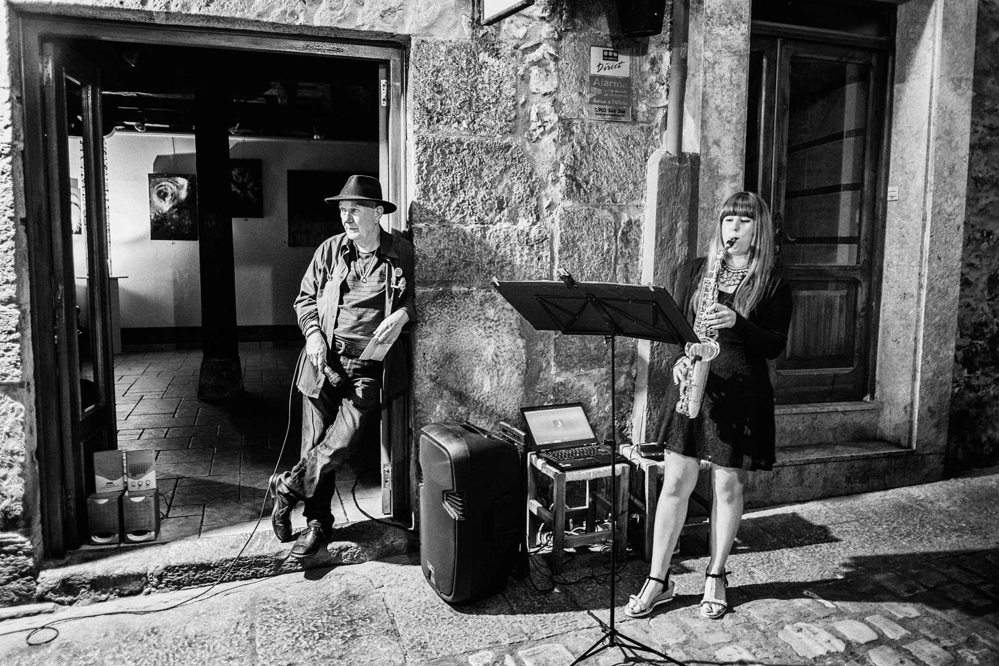Fujifilm X-E2 + Fujifilm XF 18mm F2 R sample photo. Music in the street photography