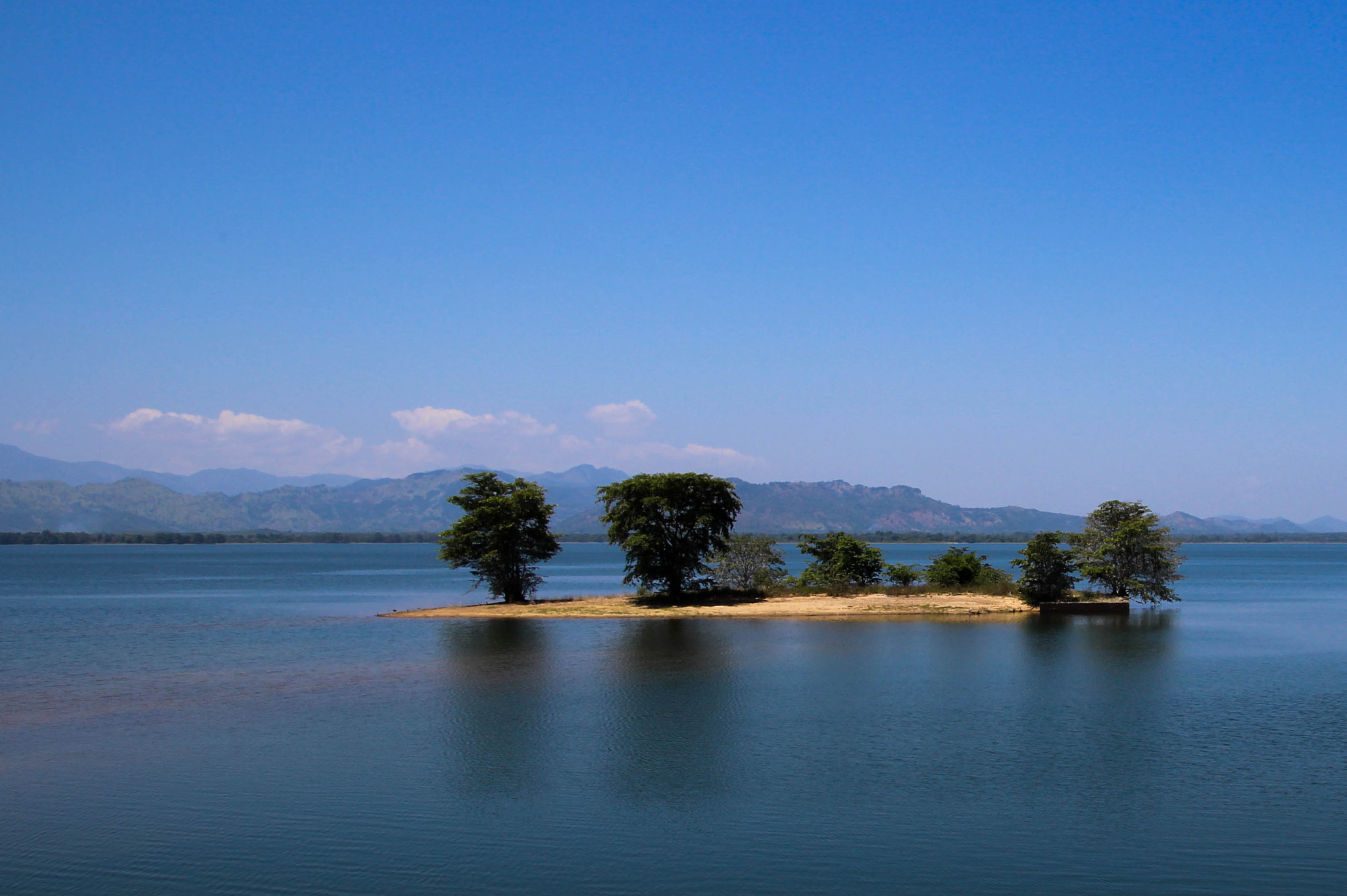 Canon EOS 100D (EOS Rebel SL1 / EOS Kiss X7) sample photo. Little island in a lake photography