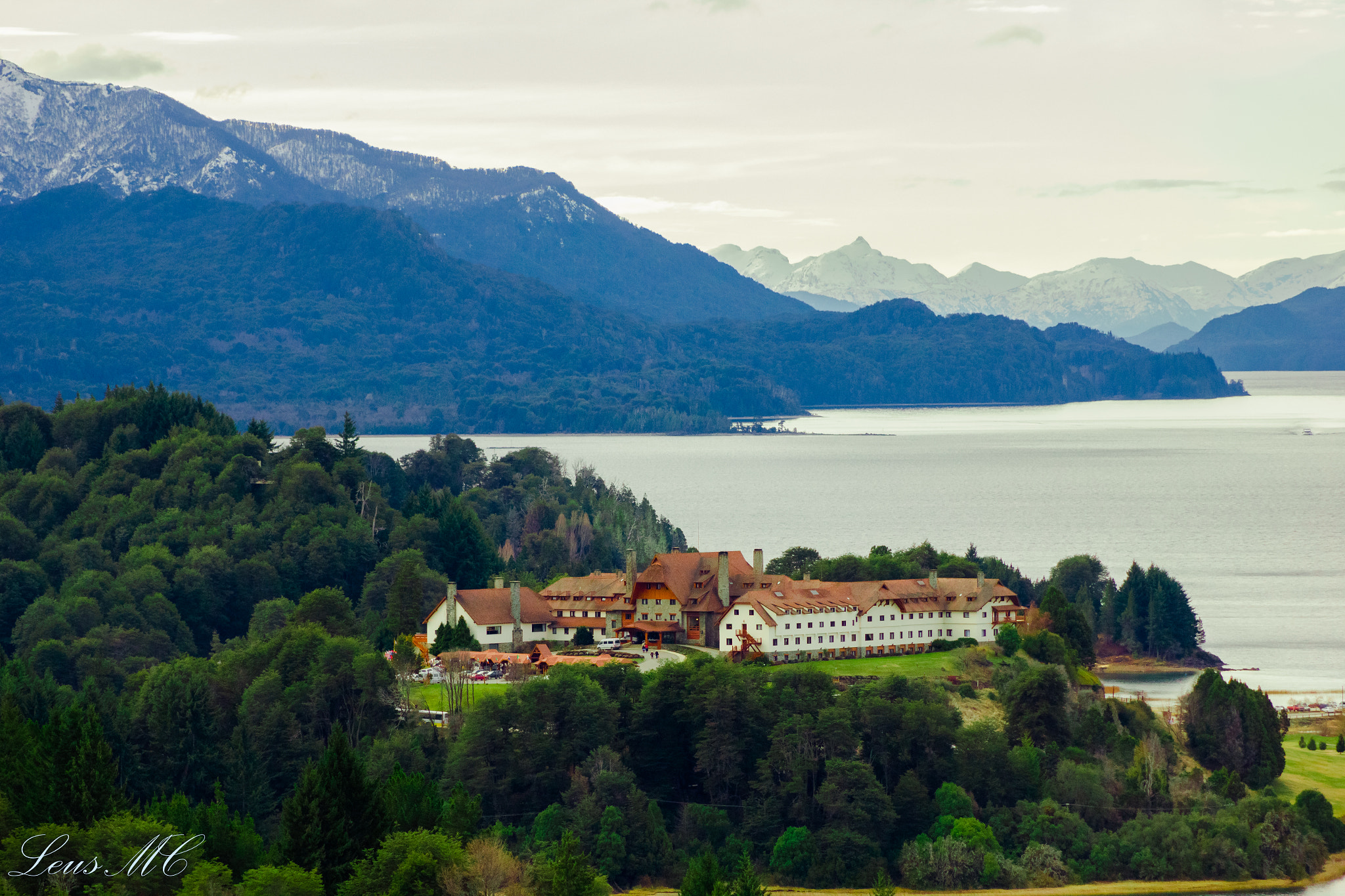 Canon EF 80-200mm F4.5-5.6 II sample photo. Vista de un hotel en medio de un lindo lago! photography