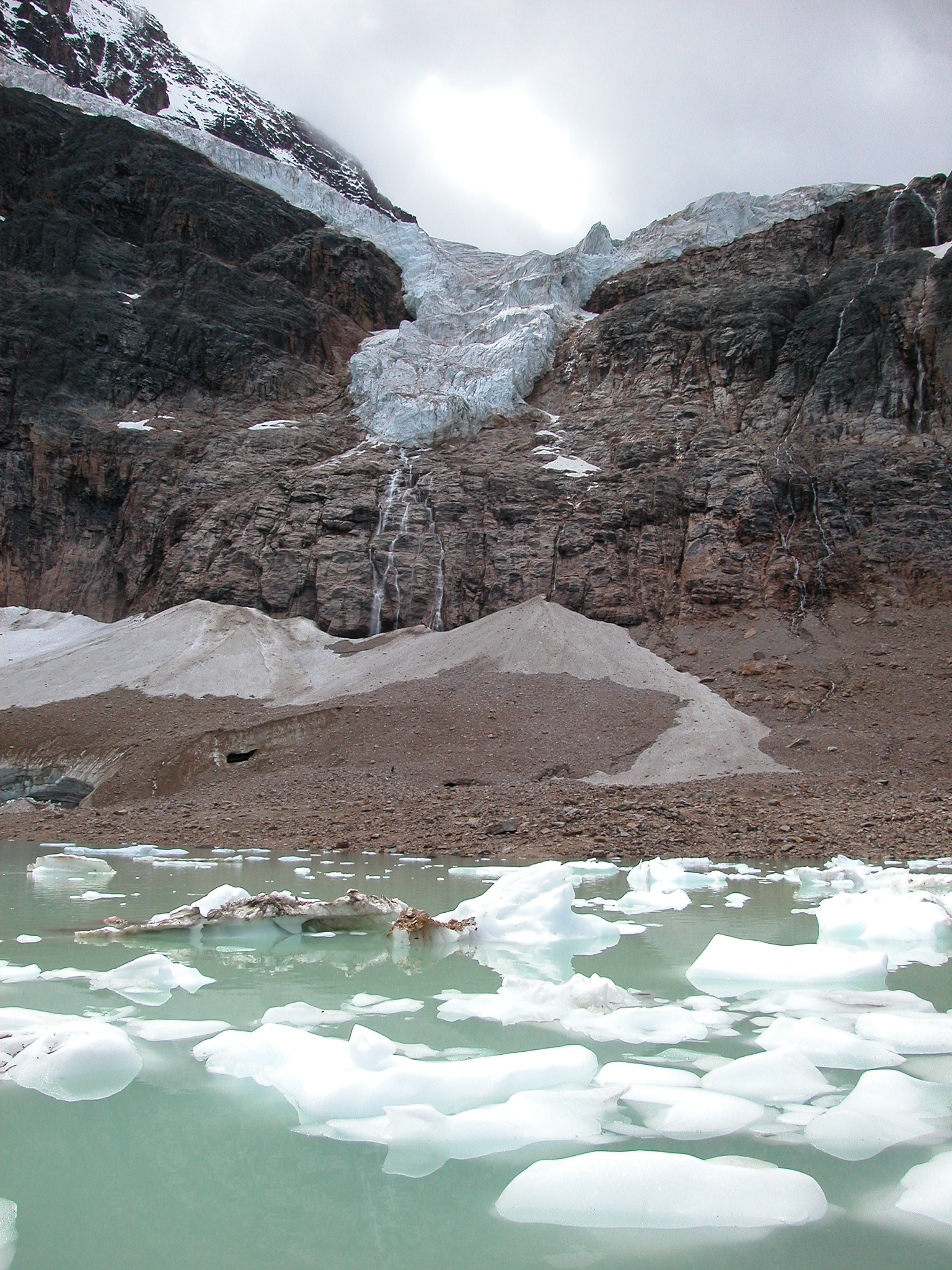 Nikon E5000 sample photo. Angel glacier photography