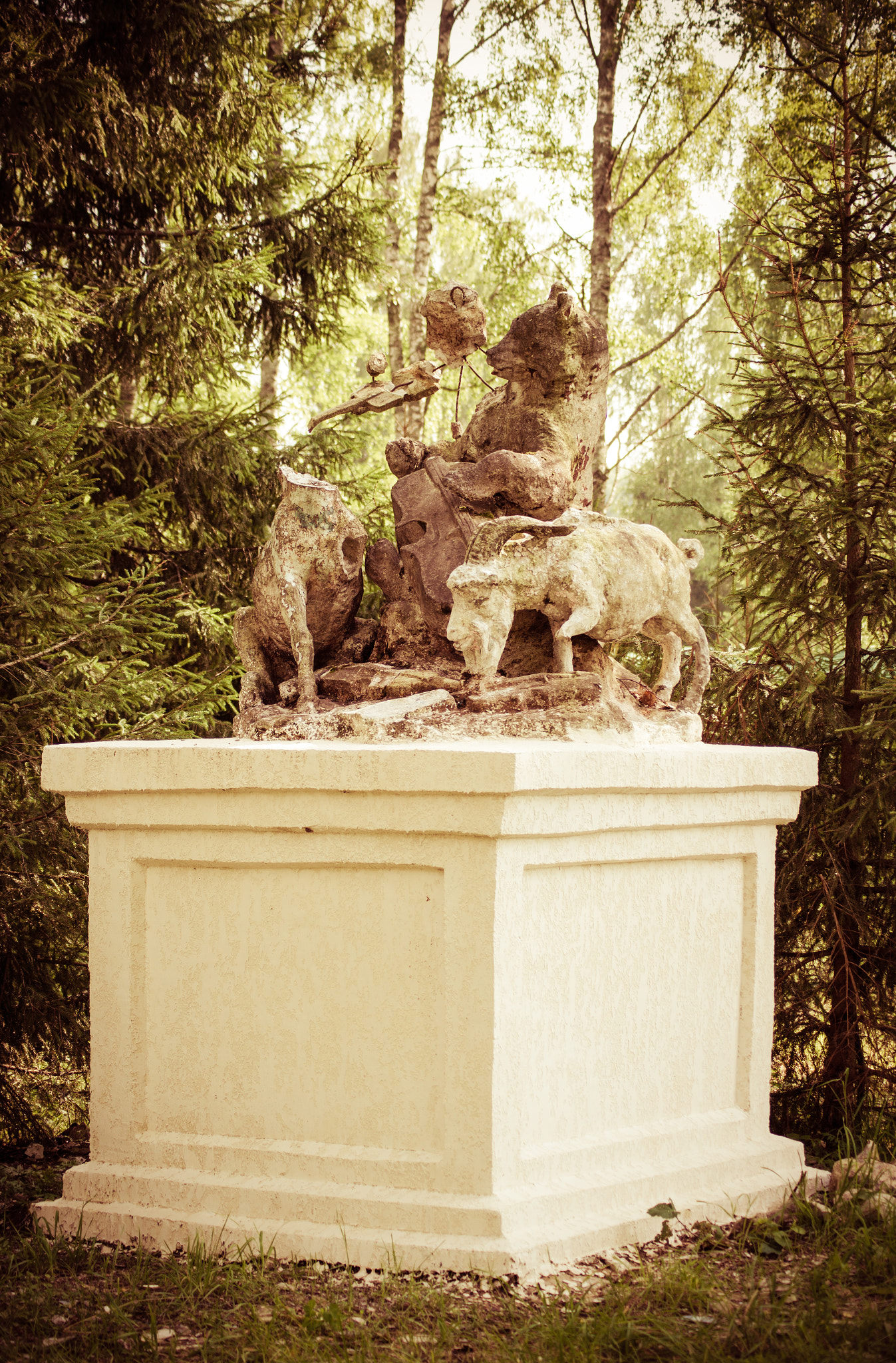Tamron AF 55-200mm F4-5.6 Di II LD Macro sample photo. Old statue in the forest photography