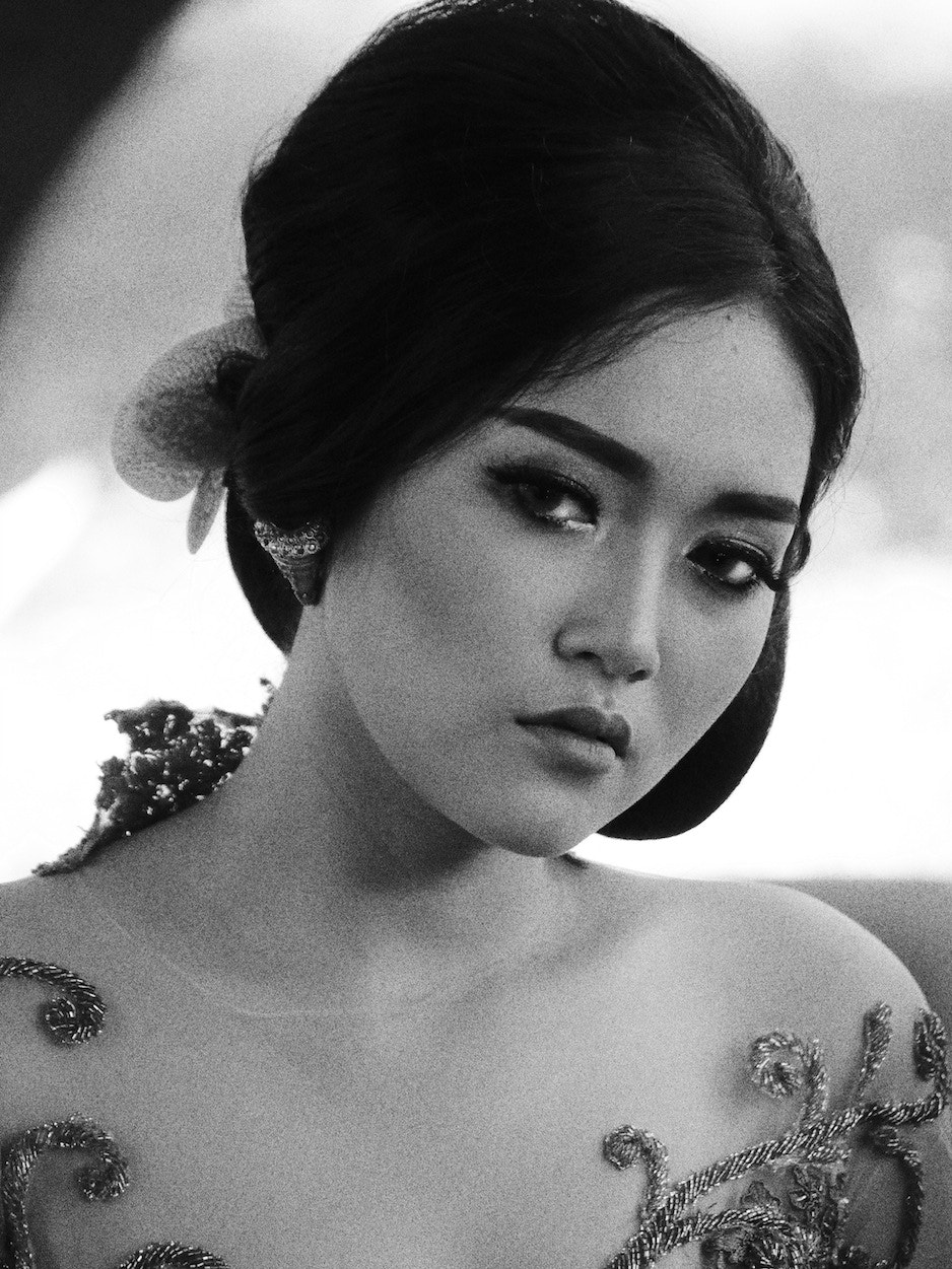 Panasonic Lumix DMC-GH4 + LEICA DG 100-400/F4.0-6.3 sample photo. Portraits of balinese ladies photography