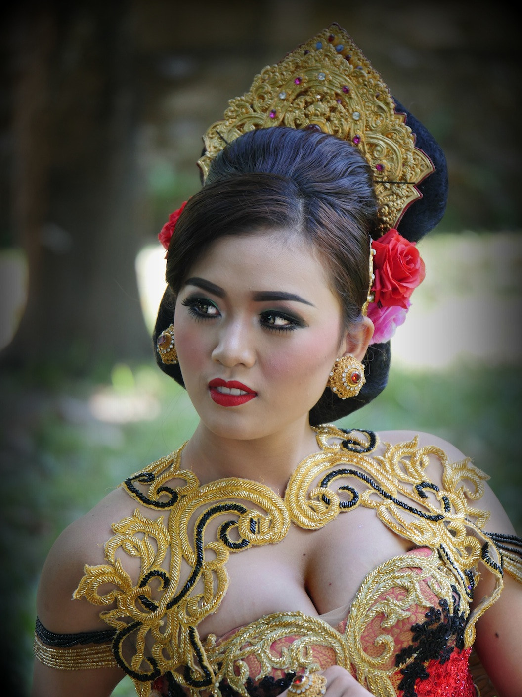 Panasonic Lumix G X Vario 35-100mm F2.8 OIS sample photo. Portraits of balinese ladies photography