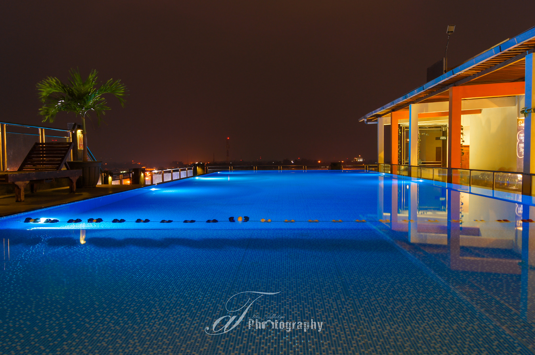 Sony Alpha DSLR-A580 sample photo. Night pool photography