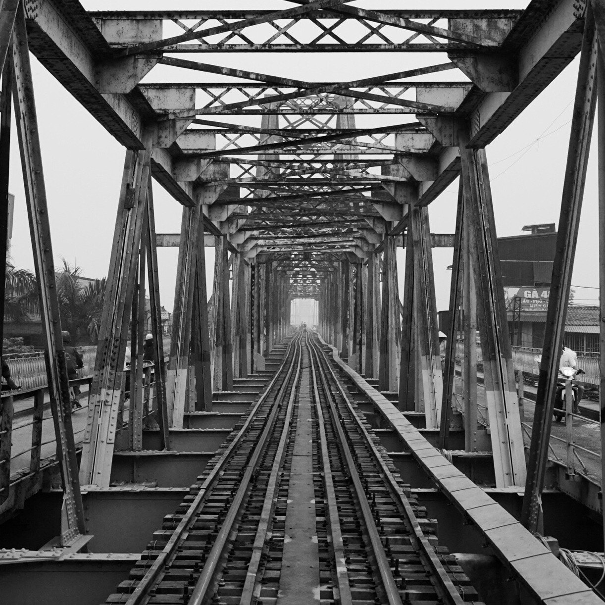 Sony a7 + Sony Vario-Tessar T* FE 16-35mm F4 ZA OSS sample photo. #longbienbridge photography