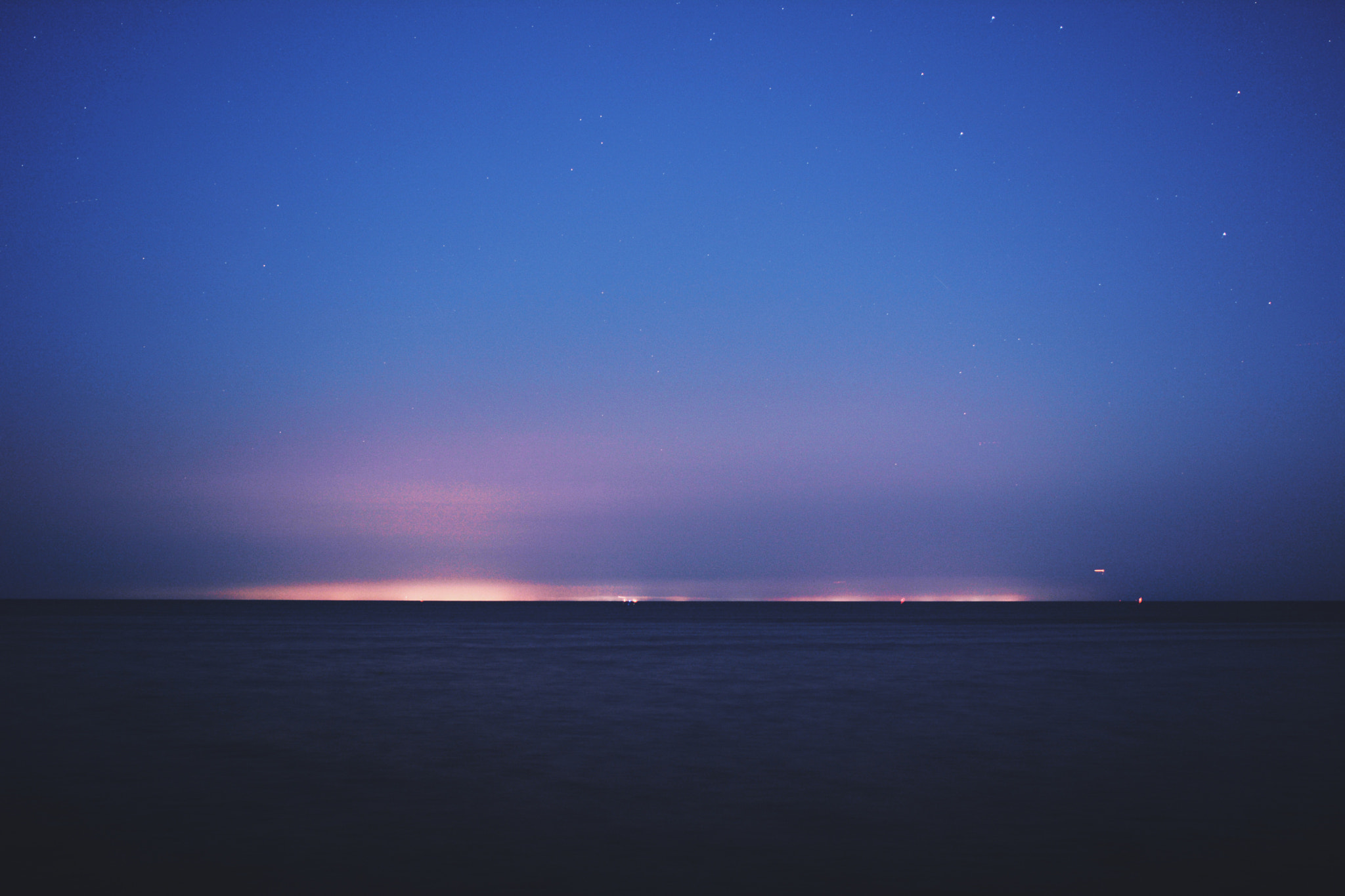 Nikon D7100 + Nikon AF-S Nikkor 28mm F1.8G sample photo. Lake ontario at night photography