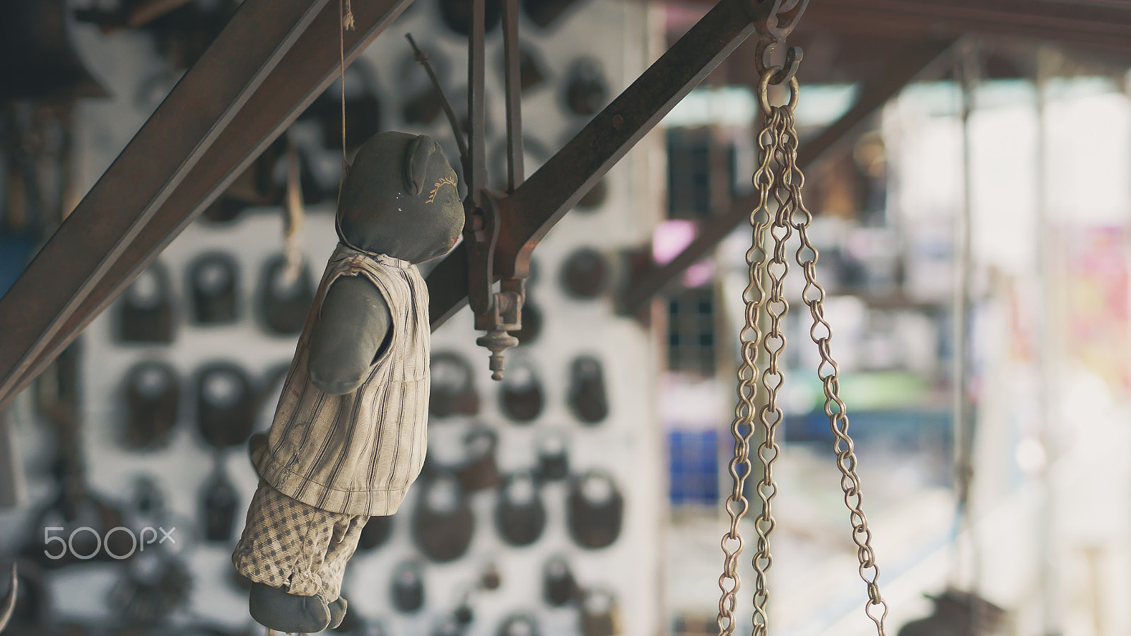 Panasonic Lumix DMC-G7 + Olympus M.Zuiko Digital 45mm F1.8 sample photo. Hanging toy photography