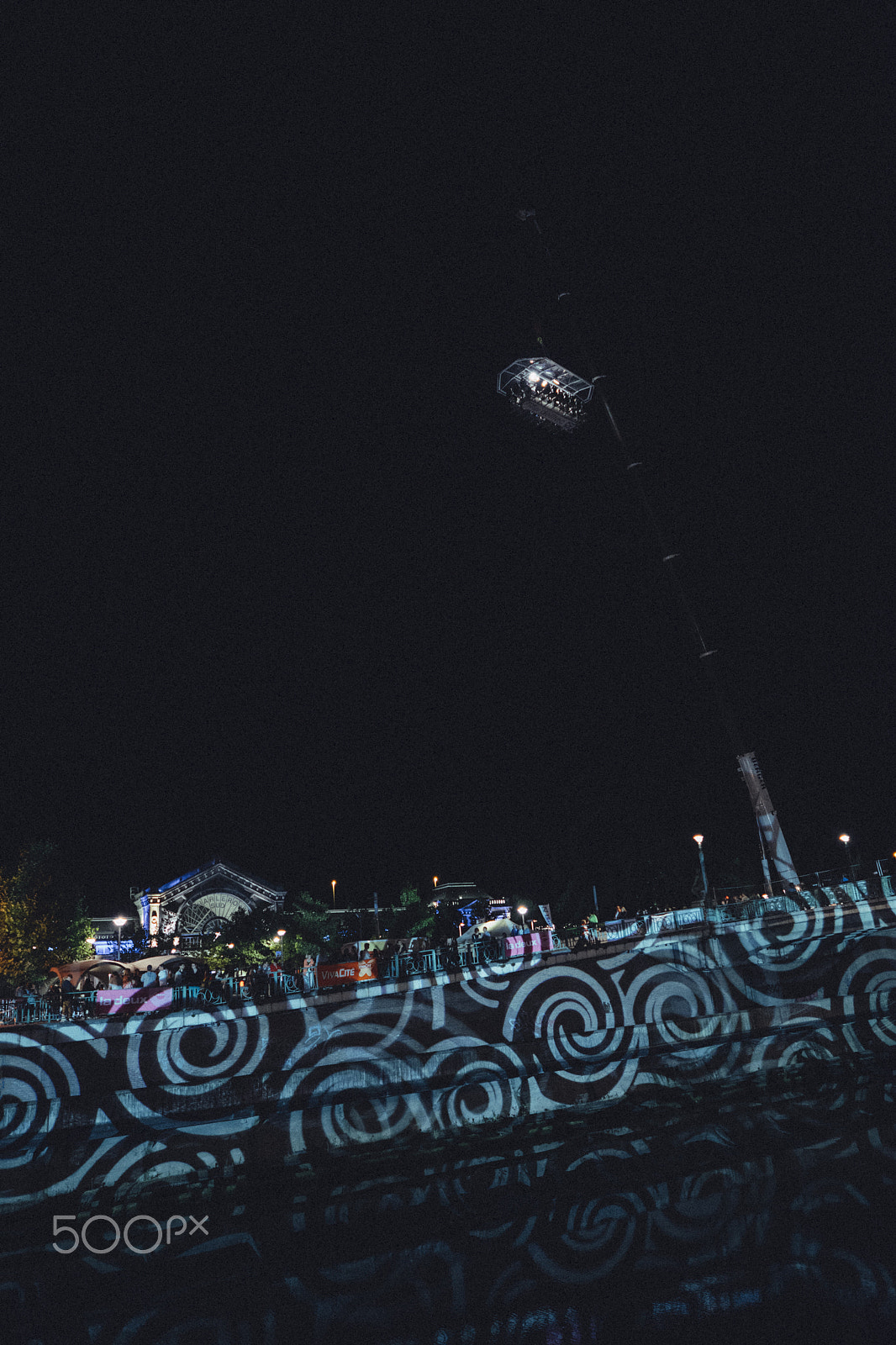 ZEISS Batis 25mm F2 sample photo. Dinner in the sky by the docks photography