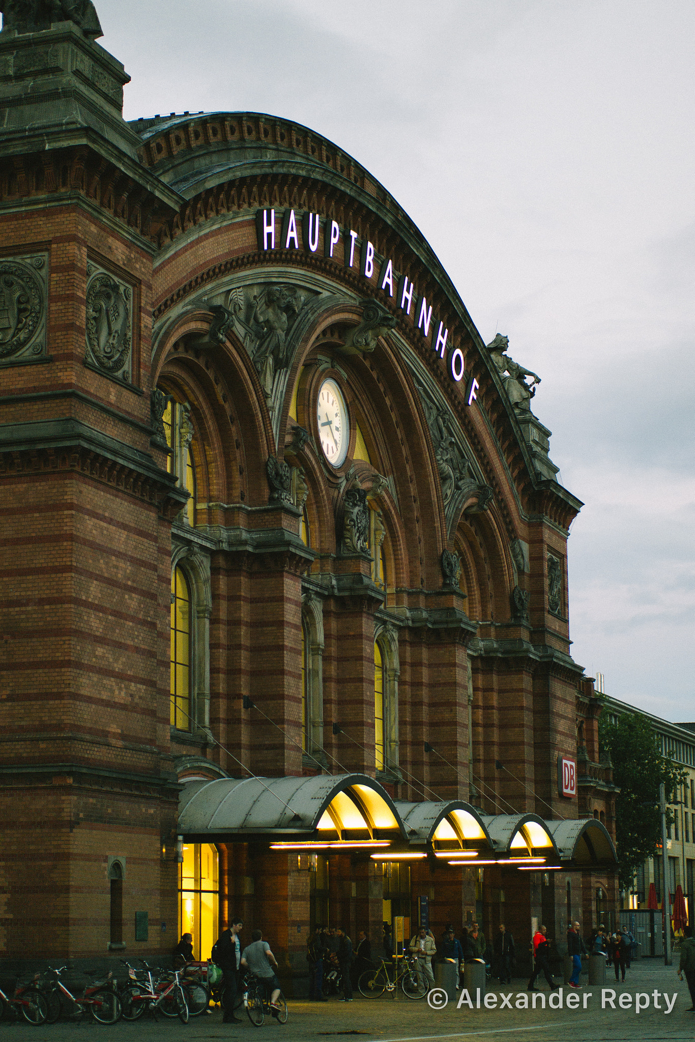 Samsung NX30 + NX 45mm F1.8 [T6] 2D/3D sample photo. Der hauptbahnhof photography